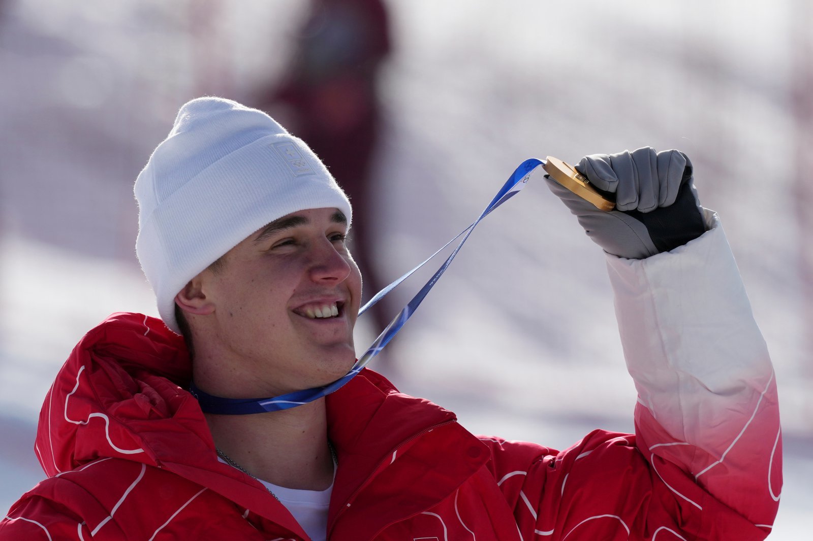 폰 알멘은 2026동계올림픽 첫 금메달의 주인공이다. 그는 목수 생활하며 선수 생활을 포기하지 않고 세계 최고로 자리매김했다. AP뉴시스
