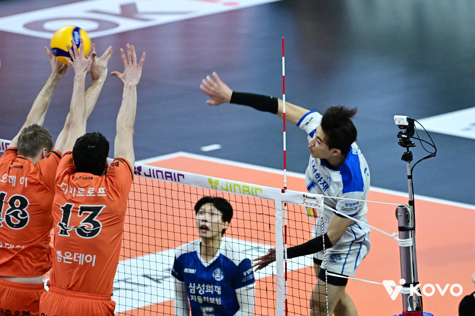 OK저축은행 오데이와 디미트로프(왼쪽부터)가 8일 부산 강서체육관서 열린 삼성화재와 홈경기 도중 김우진(오른쪽)의 스파이크를 가로막고 있다. 사진제공｜KOVO