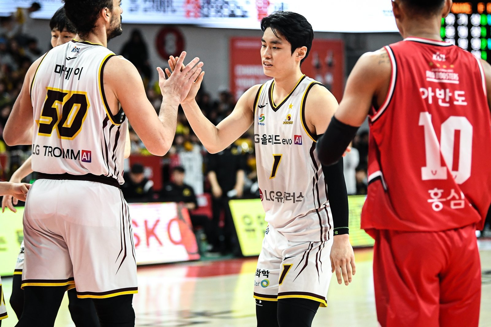 LG 유기상(가운데)은 8일 안양정관장아레나에서 열린 정관장과 원정경기에서 22점으로 활약했다. LG는 2위 정관장을 꺾으며 1위를 사수했다. 사진제공｜KBL
