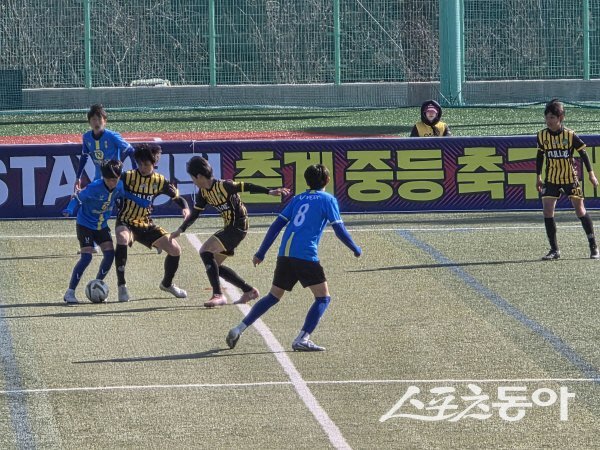 문래중이 2026 STAY 영덕 춘계 전국 중등 축구대회에서 경기ENFC와 경기하고 있다. 사진 ㅣ 나영조 기자