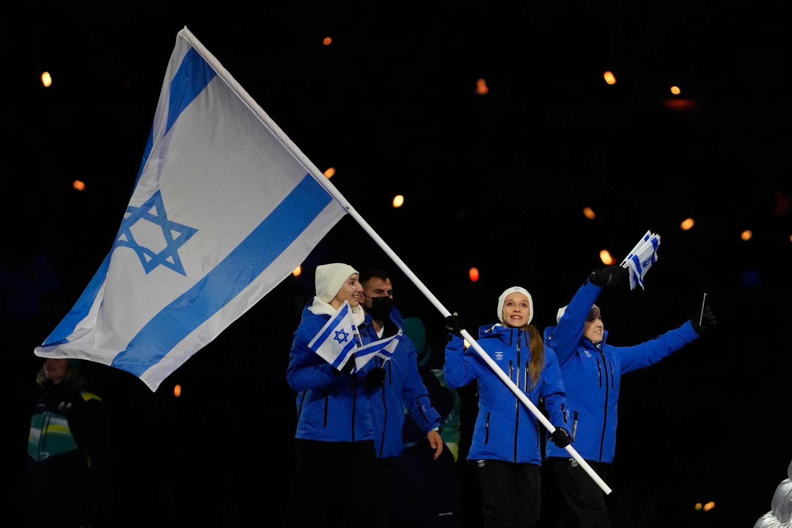 이스라엘 선수들이 7일(한국시간) 산시로 스타디움에서 열린 2026동계올림픽 개막식서 국기를 들고 입장하고 있다. 밀라노｜AP뉴시스