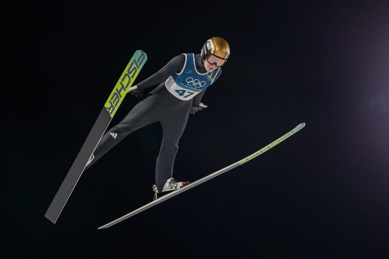 노르웨이 스키점프대표팀 안나 오딘 스트룀이 8일(한국시간) 이탈리아 프레다초 스키점프장서 열린 2026밀라노·코르티나담페초동계올림픽 스키점프 여자 개인전 노멀힐 결선서 점프를 하고 있다. 프레다초｜신화 뉴시스