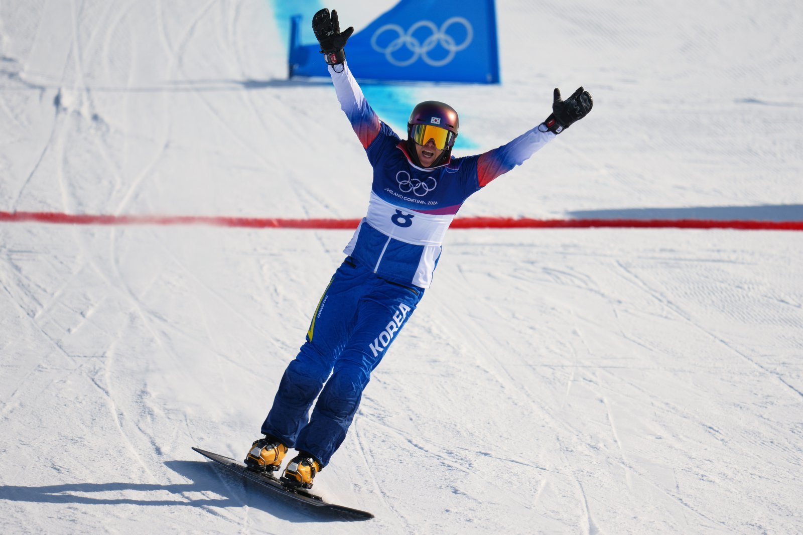 김상겸이 8일(한국시간) 리비뇨 스노 파크서 열린 대회 스노보드 남자 평행대회전 16강서 잔 코시르를 꺾은 뒤 환호하고 있다. 리비뇨｜AP뉴시스