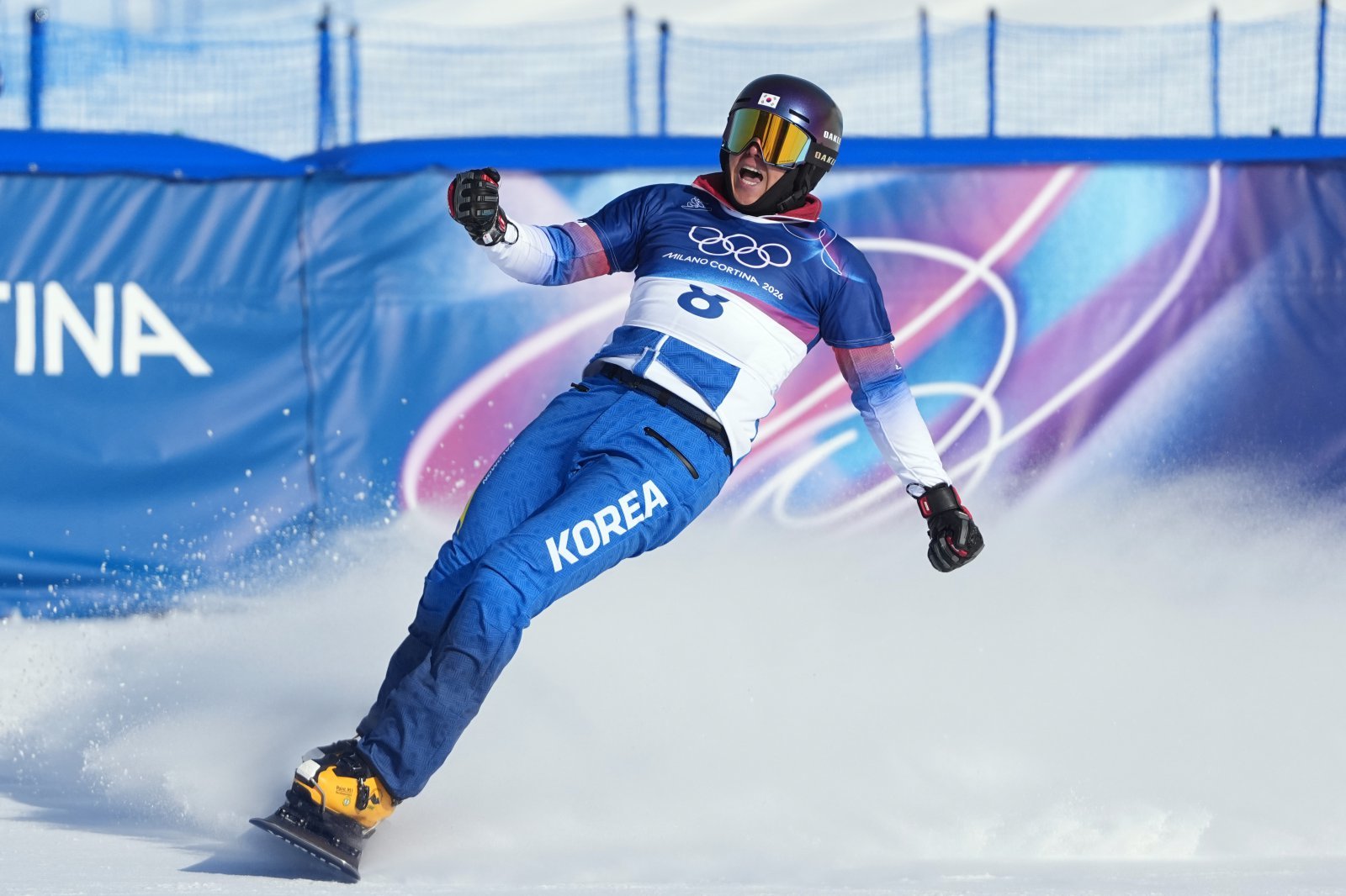 김상겸이 8일(한국시간) 리비뇨 스노 파크서 열린 2026밀라노·코르티나담페초동계올림픽 스노보드 남자 평행대회전 결승서 은메달을 목에 걸었다. 리비뇨｜AP뉴시스