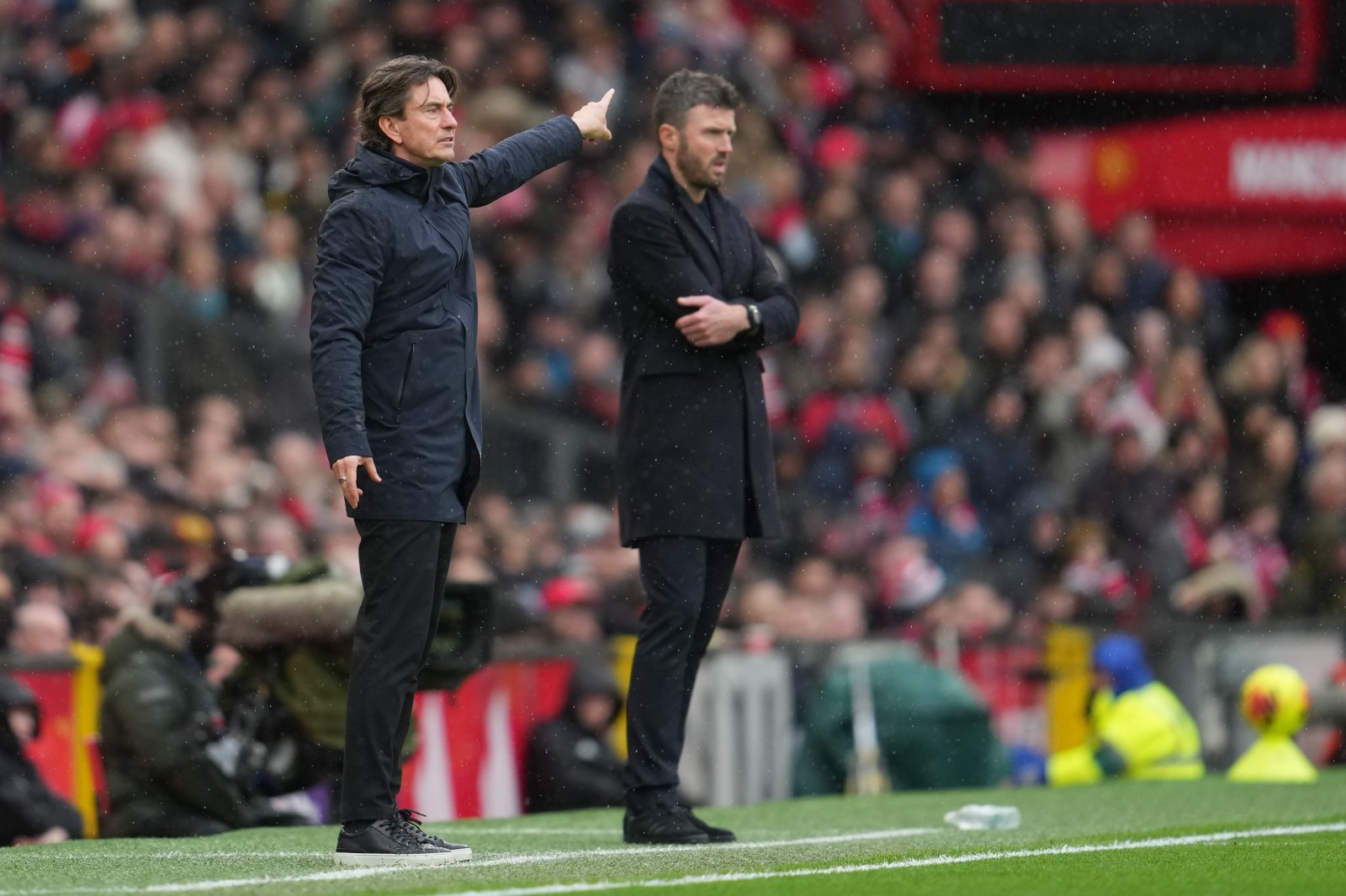 마이클 캐릭 맨유 감독(오른쪽)이 7일(한국시간) 토트넘과 홈경기 도중 그라운드를 바라보고 있다. 맨체스터｜AP뉴시스