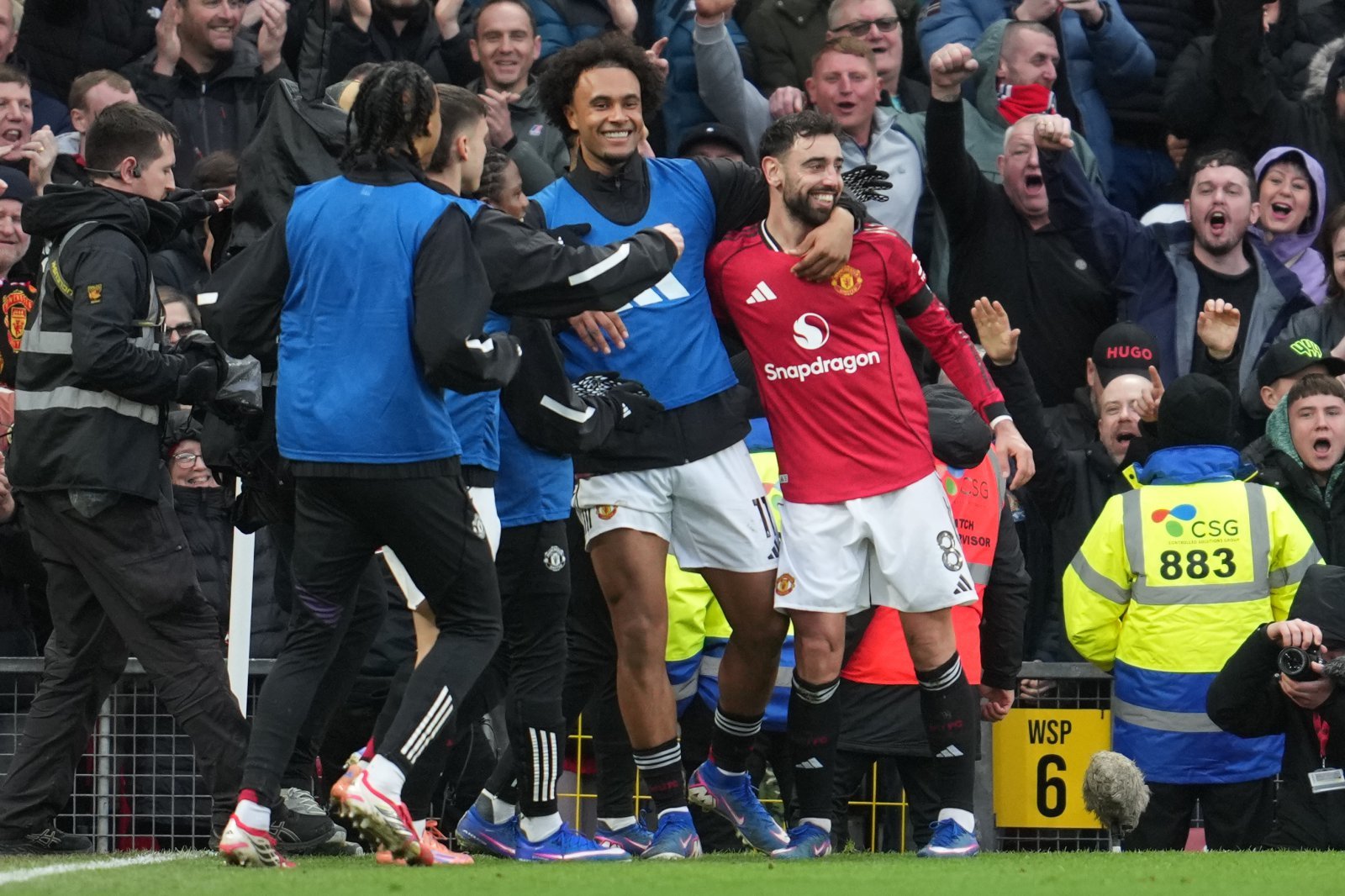 맨유 브루노 페르난데스(오른쪽)가 7일(한국시간) 토트넘과 홈경기 도중 팀의 두 번째 골을 터트린 뒤 동료들과 기뻐하고 있다. 맨체스터｜AP뉴시스