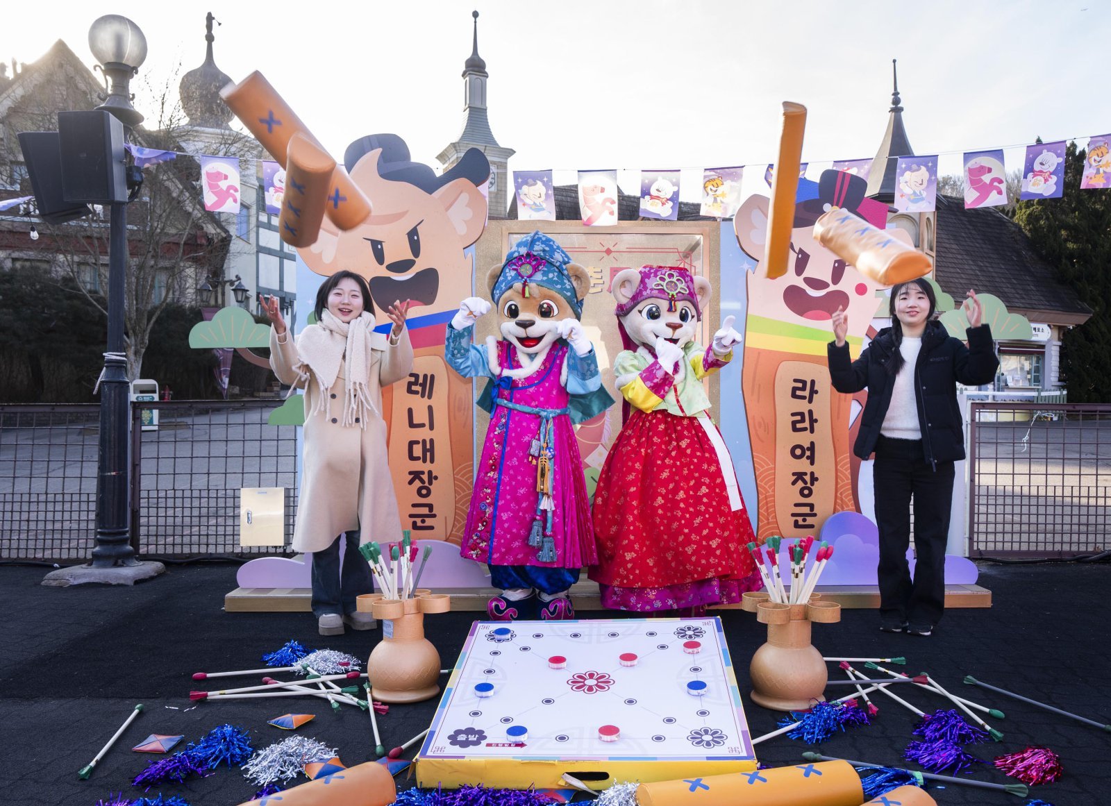 에버랜드가 설 연휴 기간 윷놀이, 투호던지기 등 전통놀이와 이색 운세 체험 등 다양한 명절 프로그램을 선보인다.한복을 입은 레니와 라라가 ‘포춘마켓’이 한창인 축제콘텐츠존에서포토타임과 전통놀이 등 설날 이벤트를 소개하고 있다.