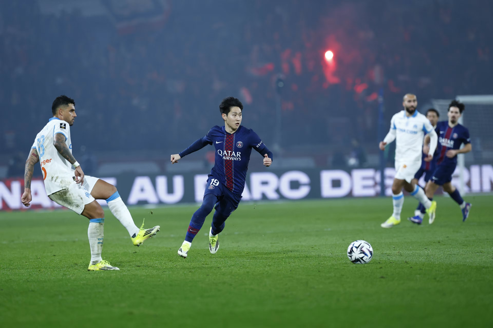 이강인(가운데)이 9일(한국시간) 파르크 데 프랭스에서 열린 마르세유와 홈경기서 드리블을 하고 있다. 사진출처│PSG 홈페이지