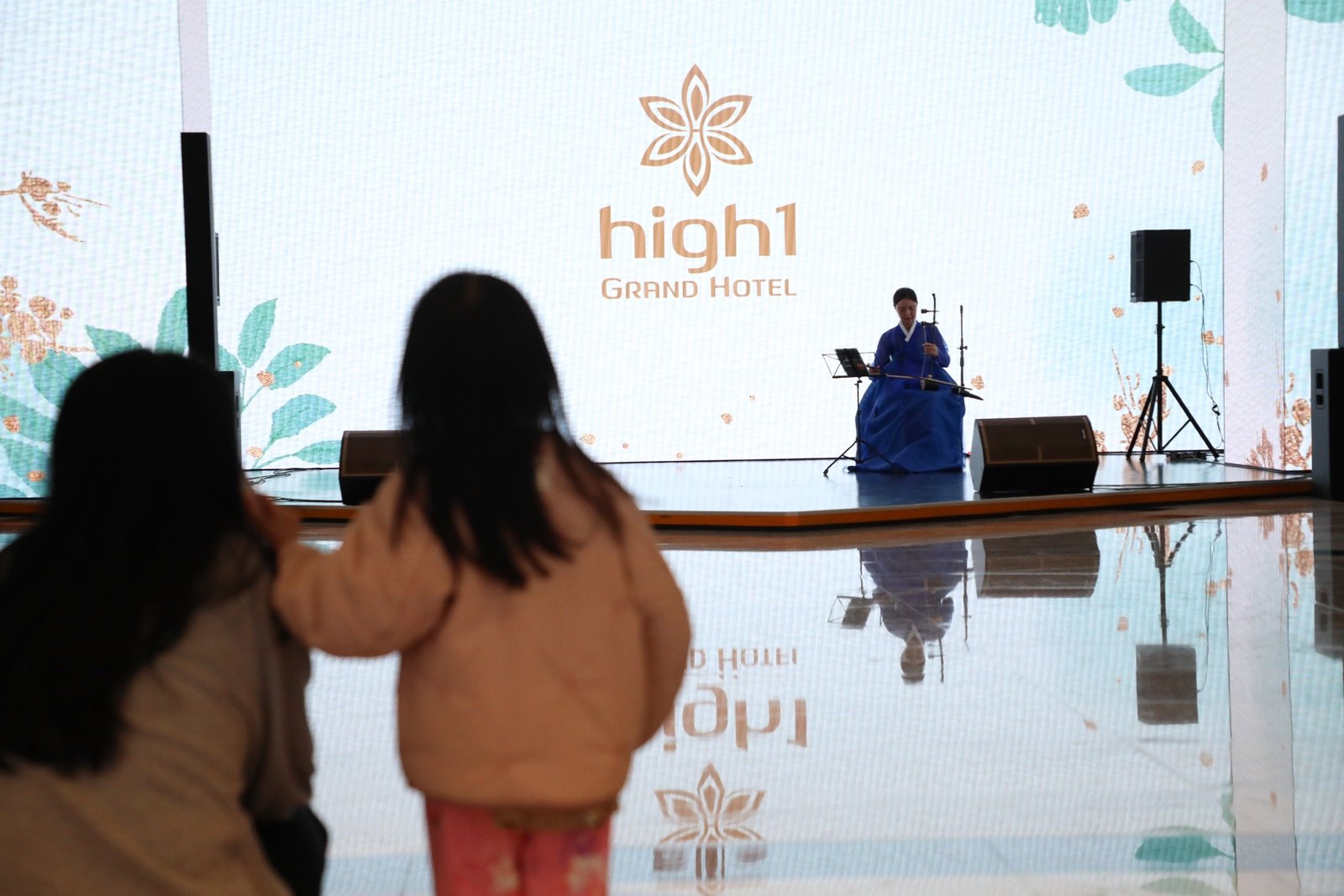 하이원리조트, 그랜드호텔 미디어월에서 펼쳐지는 악기 공연을 관람중인 방문객