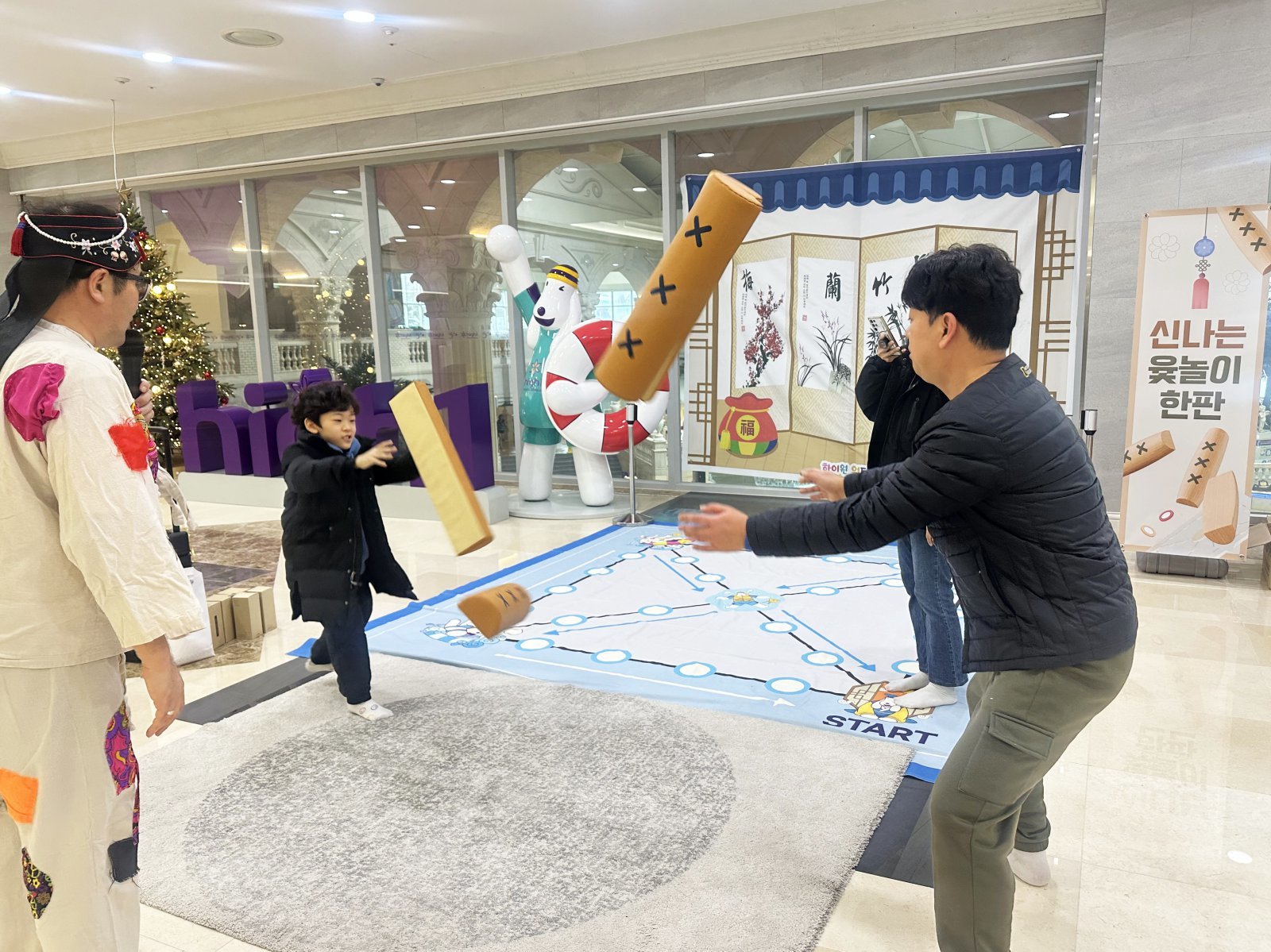 하이원워터월드, 명절 이벤트 윷놀이 게임이 진행되고 있다