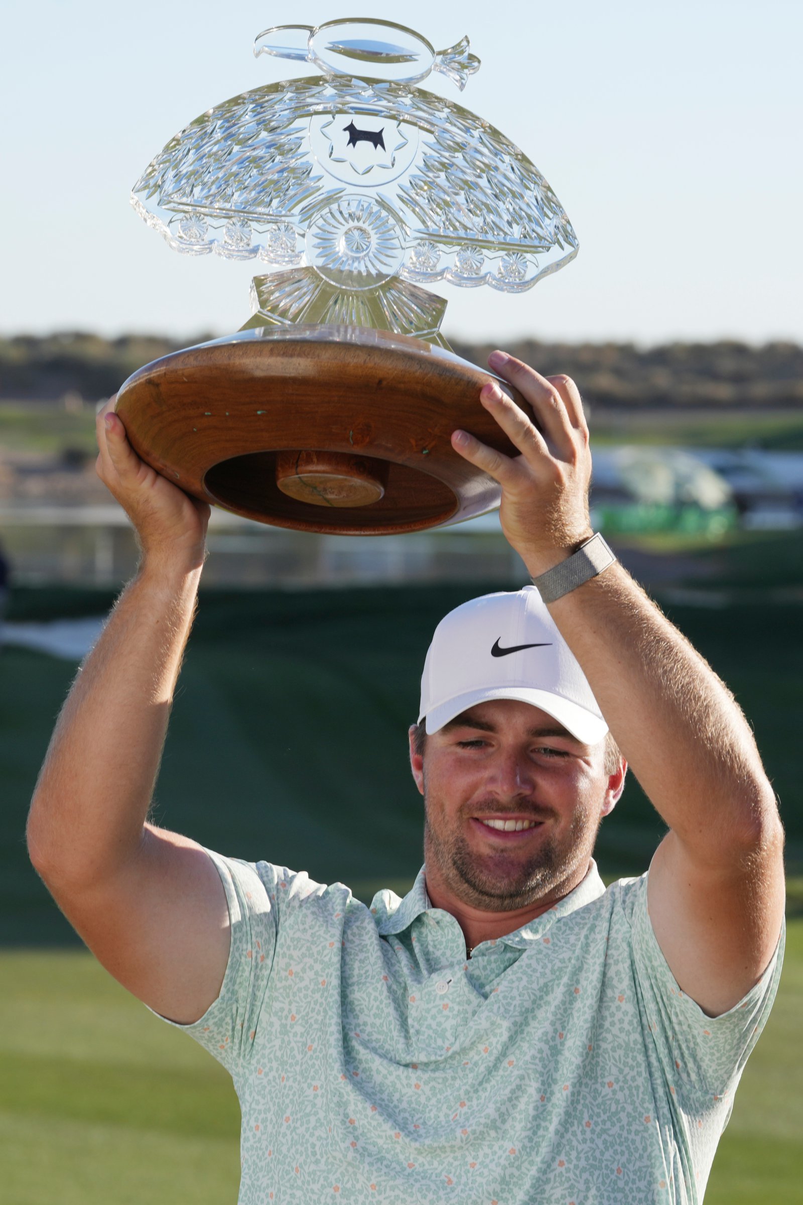 WM 피닉시 오픈에서 연장 끝에 우승을 차지한 크리스 고터럽이 챔피언 트로피를 들고 환하게 웃고 있다.  스코츠데일  |  AP뉴시스