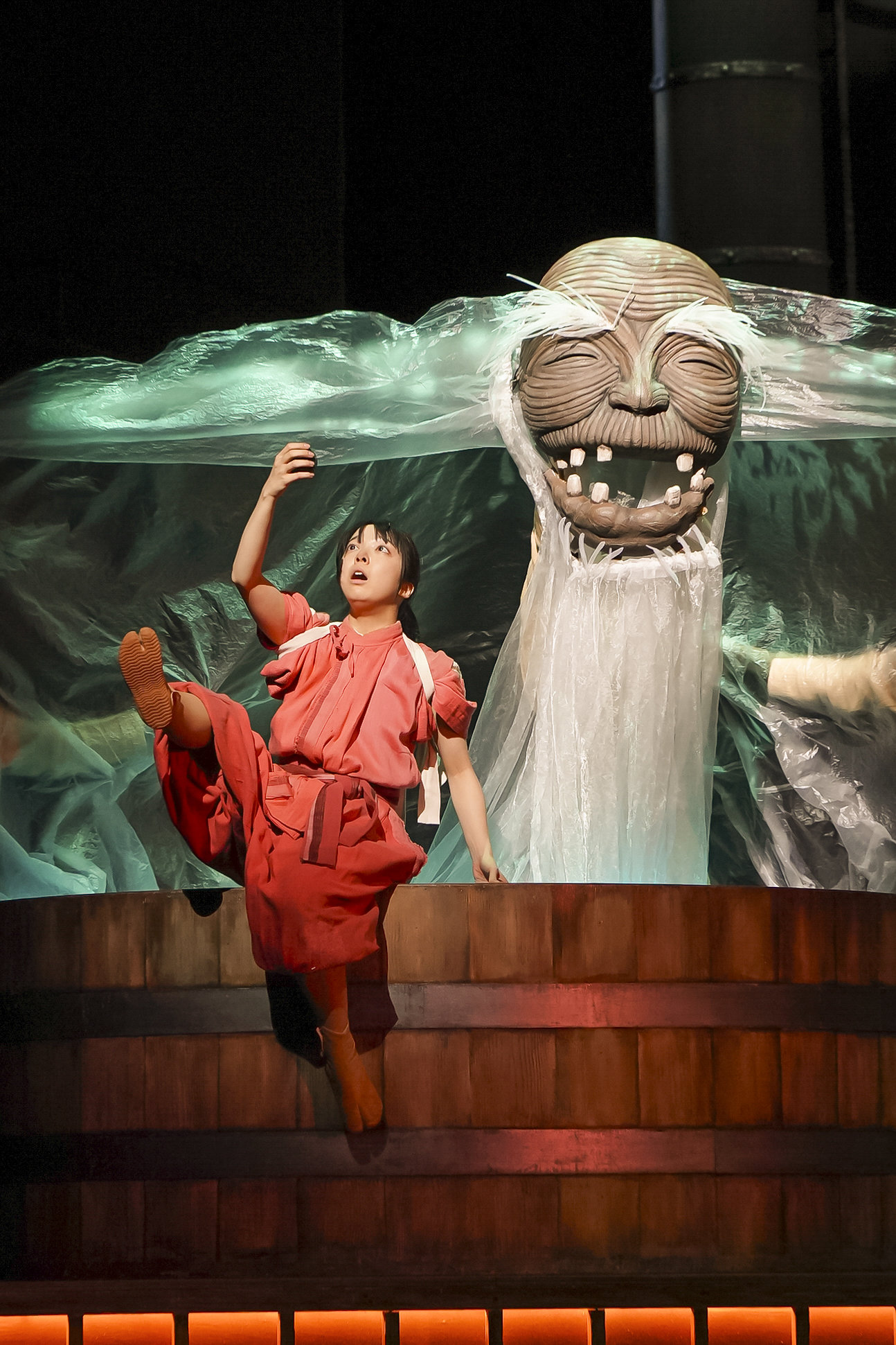 공연 ‘센과 치히로의 행방불명’ 오리지널 투어 장면들. 하쿠의 비행 장면과 거대해진 가오나시 등 원작 애니메이션의 세계를 무대에서 구현했다. 사진제공｜ⓒ TOHO