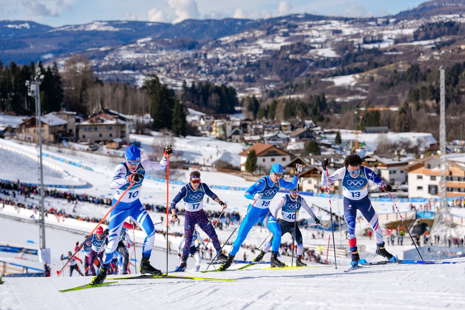 크로스컨트리 스키 선수들이 8일(한국시간) 이탈리아 테세로 코로스컨트리 스키 스타디움서 열린 2026밀라노·코르티나담페초동계올림픽 크로스컨트리 남자 10㎞＋10㎞ 스키애슬론 경기를 펼치고 있다. 테세로｜AP뉴시스