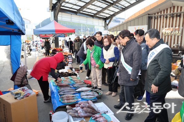김하수 청도군수와 직원들이 설 맞이 전통시장 장보기 행사를 하고 있다. 사진제공 ㅣ 청도군