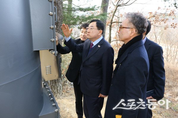 주낙영 경주시장이 보문단지 일원 하수관로 탈취탑 설치 현장 점검을 하고 있다. 사진제공 ㅣ 경주시