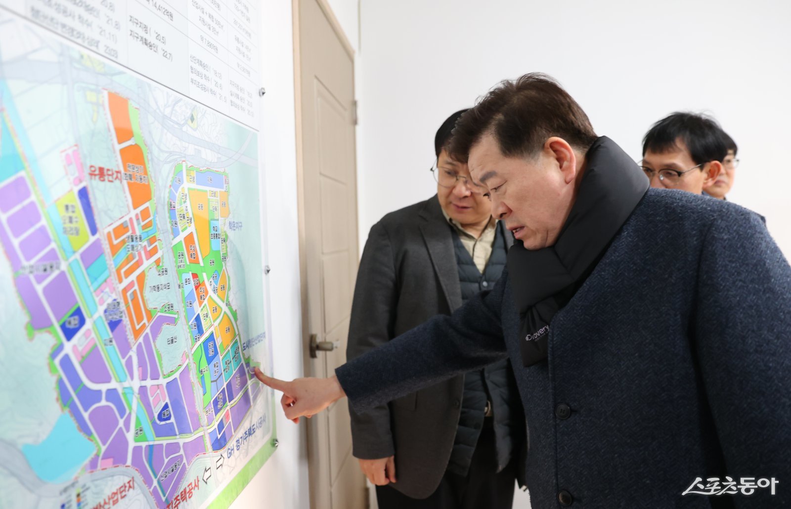 박승원 광명시장이 지난 2일 광명시흥 테크노밸리 공사 현장을 방문해 공사 진행 현황을 점검하고 한국토지주택공사, 경기주택도시공사 등 관계자들에게 신속하고 차질 없이 공사를 추진해 달라고 요청하고 있다. 사진제공｜광명시