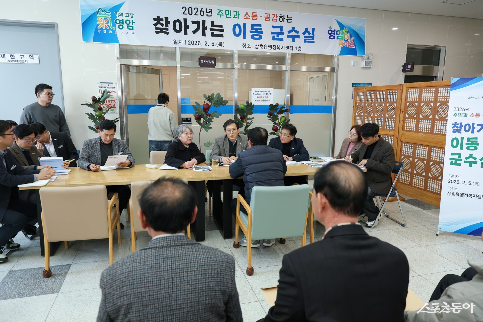 우승희 영암군수가 최근 삼호읍 대불산단복합문화센터에서 ‘찾아가는 이동군수실’을 열어 군민들과 이야기하고 있다. 사진제공=영암군