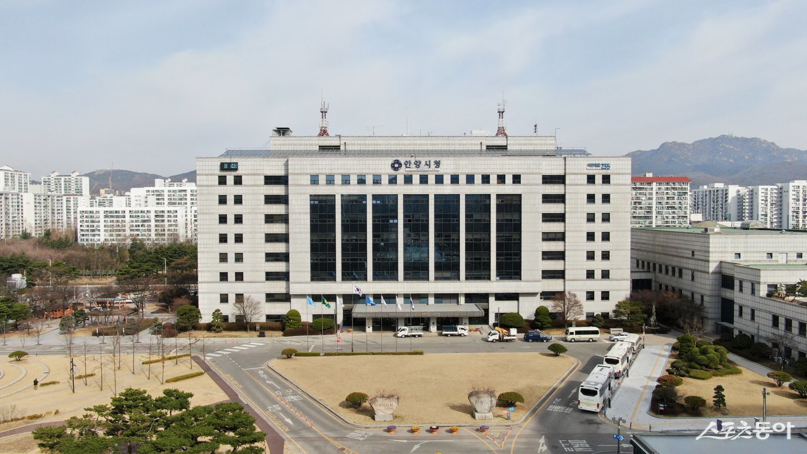 안양시는 설 연휴를 앞두고 농축수산물과 생필품 가격 상승에 대비하기 위해 2월 2일부터 18일까지 ‘설 물가대책반’을 운영한다(안양시청 전경). 사진제공｜안양시