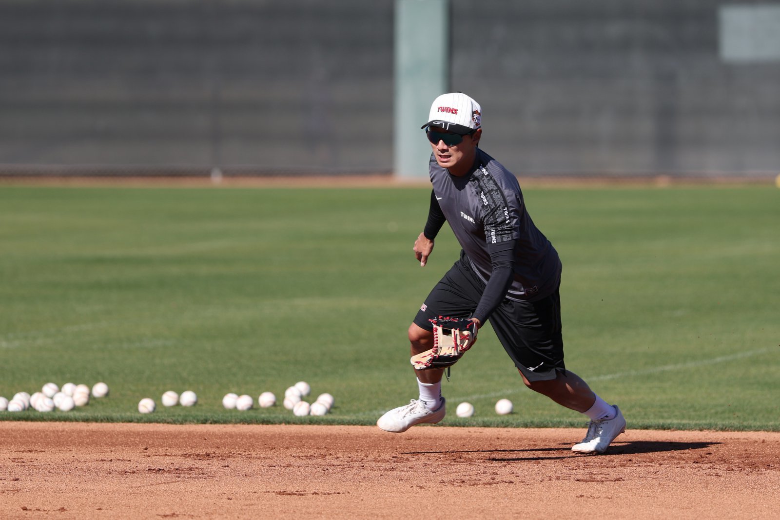 LG 신민재가 미국 애리조나주 스코츠데일에서 열리고 있는 팀 스프링캠프서 수비 훈련을 소화하고 있다. 신민재는 “경기 페이스를 빨리 끌어 올릴 것”이라며 새 시즌을 준비하는 각오를 밝혔다. 사진제공｜LG 트윈스