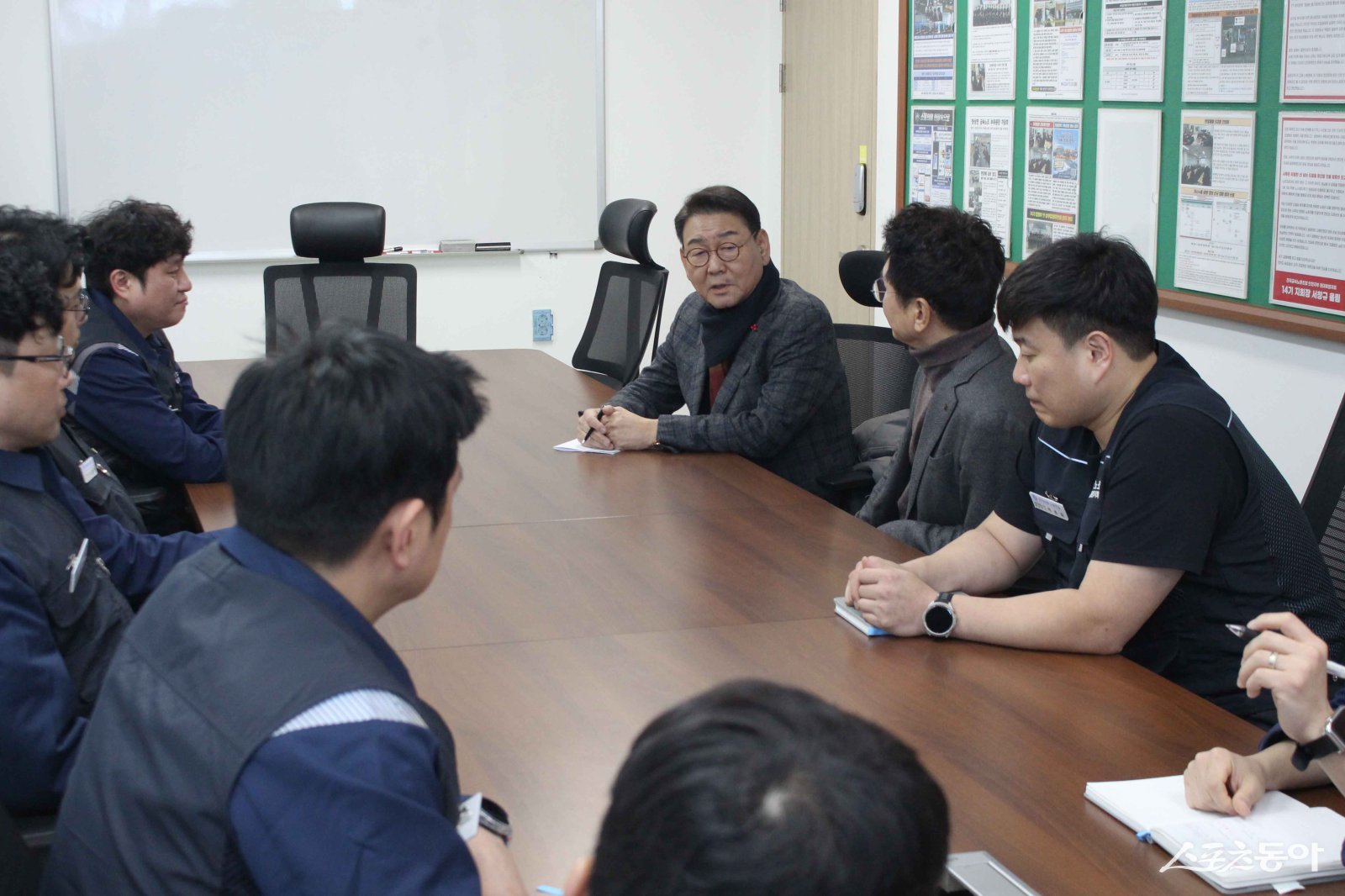 김교흥 인천 국회의원(서구갑·국회 문화체육관광위원장)이 구조조정 위기에 놓인 현대제철 인천공장을 찾아 인천 철강 산업의 위기 극복과 산업 전환을 위한 대안을 제시했다. 사진제공｜김교흥 국회의원