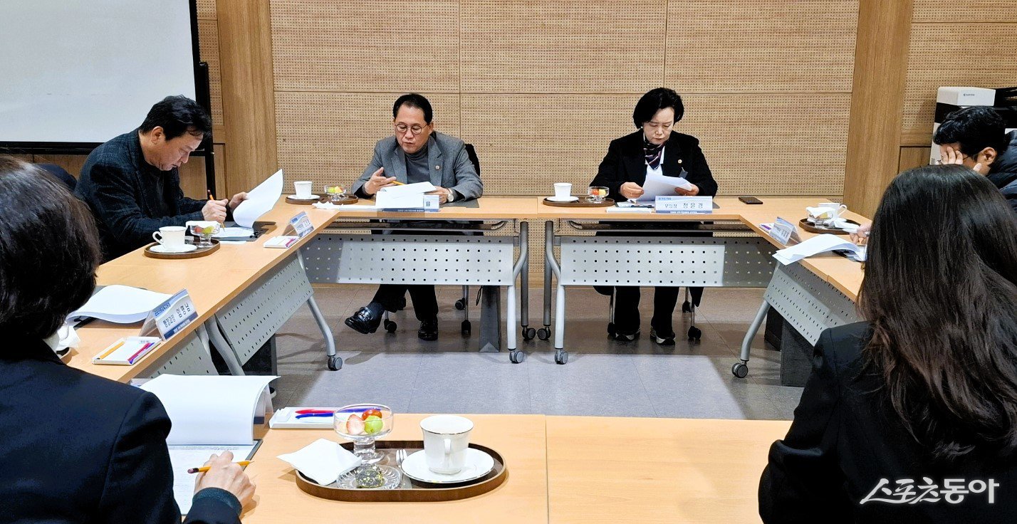 정윤경 경기도의회 부의장(더불어민주당·군포1)은 지난 30일 군포의왕교육지원청에서 열린 교육 현안 간담회에 참석해 2026년 군포 지역 교육 현안에 대한 업무보고를 청취하고, 중·장기 발전 방향에 대해 심도 있는 논의를 진행했다. 사진제공｜정윤경 경기도의회 부의장