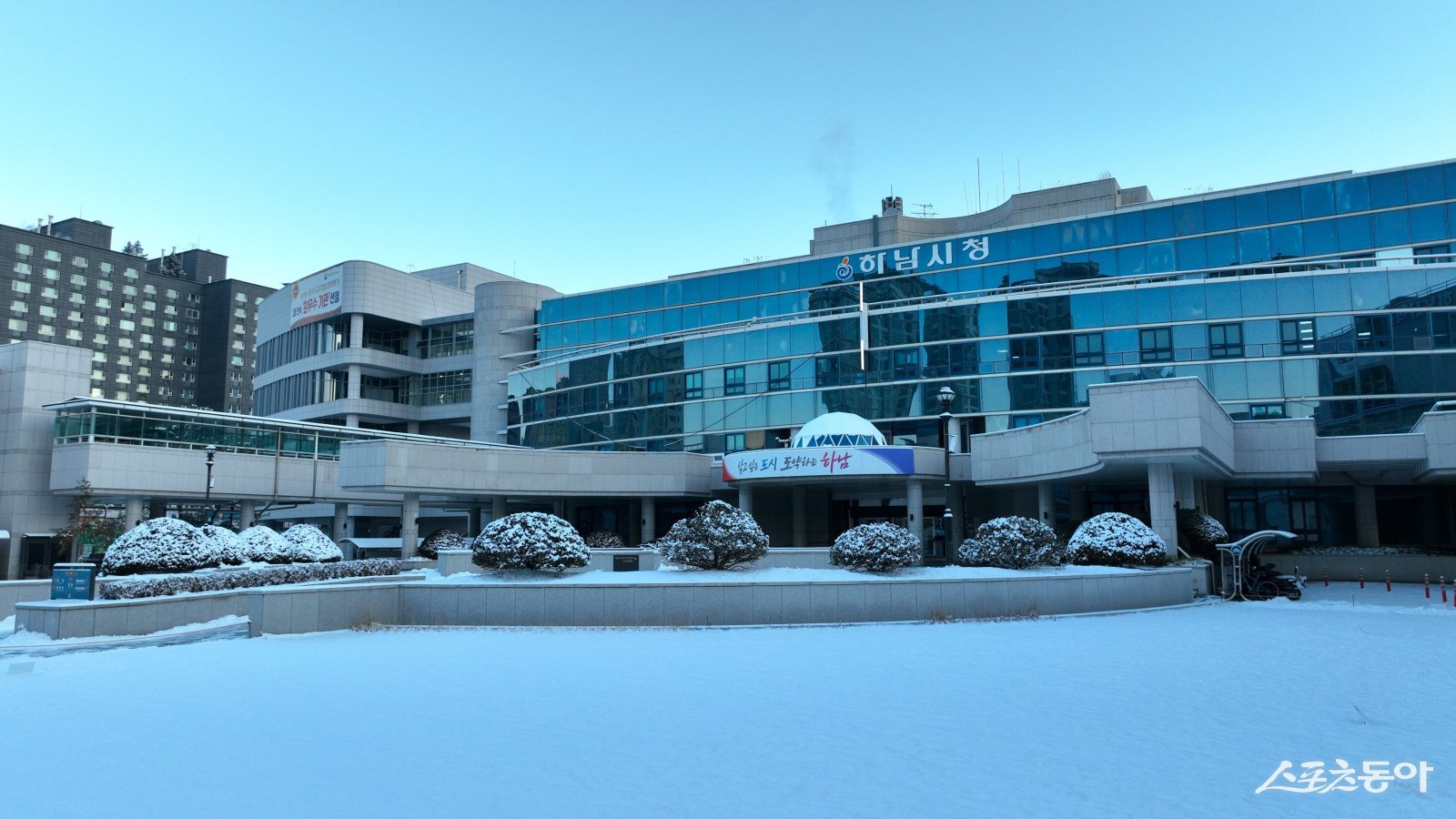 하남시는 최근 일부 언론에서 보도된 ‘강성삼 하남시의원 ‘망월동, 호텔은 명분? 아파트 분양수익 중심 특혜 개발 의혹’’ 제하의 기사와 관련해 사실과 다른 부분이 있다며 공식 입장을 밝혔다(하남시청 전경). 사진제공｜하남시