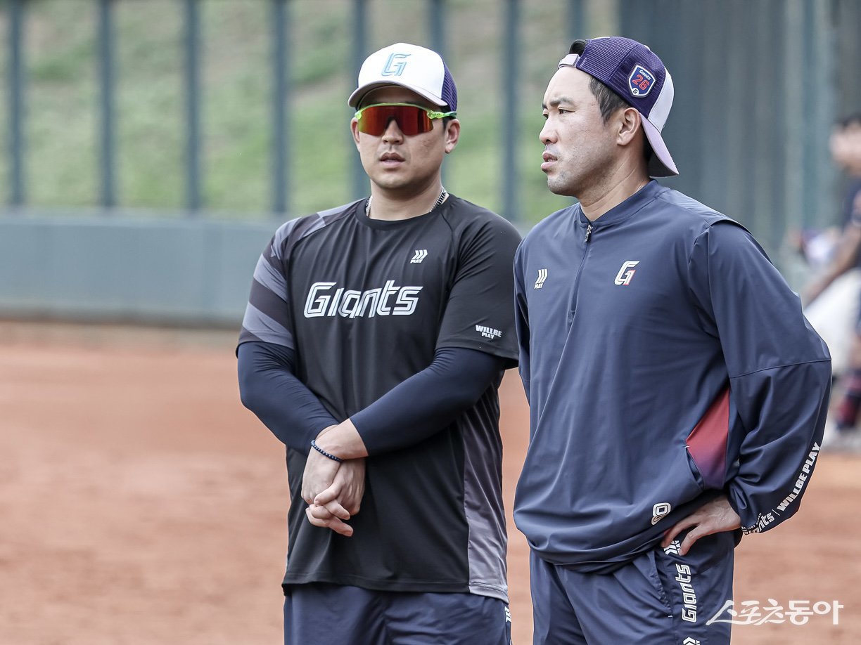 롯데 유강남(왼쪽)이 1일 아시아-태평양 국제야구센터서 열린 스프링캠프 도중 전준우와 대화하고 있다. 사진제공｜롯데 자이언츠