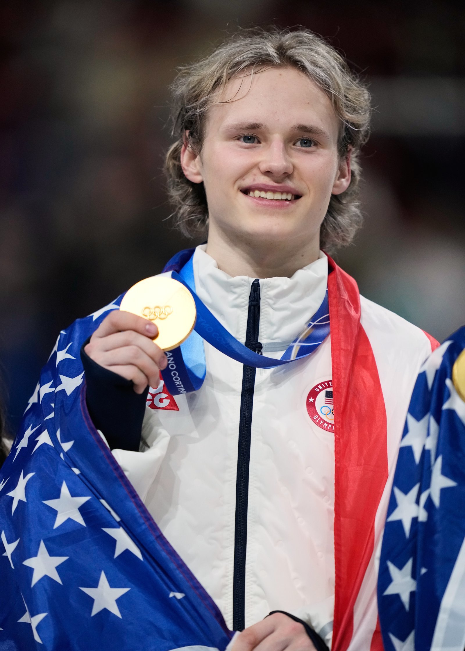 일리야 말리닌(미국)이 9일(한국시간) 이탈리아 밀라노 아이스스케이팅 아레나서 끝난 2026밀라노·코르티나담페초동계올림픽 피겨스케이팅 팀 이벤트서 금메달을 따낸 뒤 환하게 웃고 있다.밀라노｜AP뉴시스