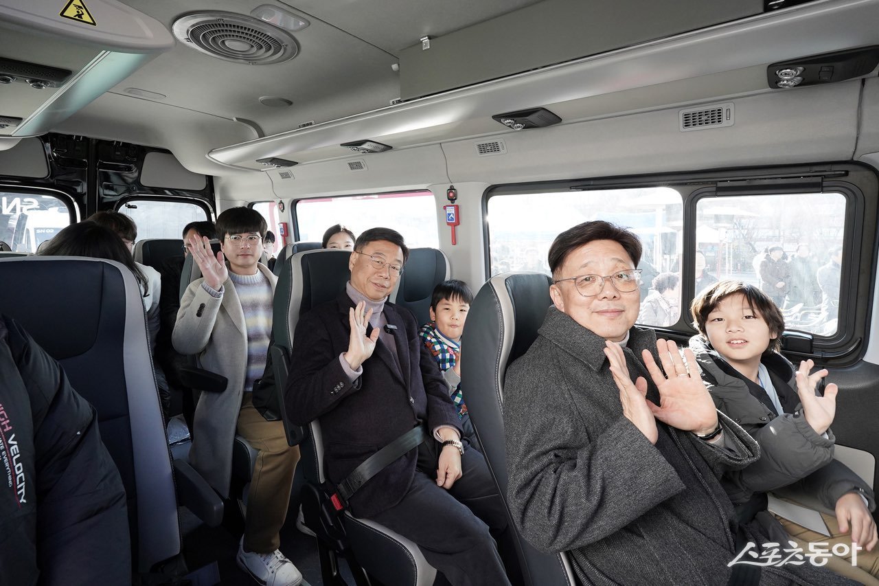  ‘성남시 자율주행자동차 시승식’ 행사에 참여한 신상진 성남시장(윈쪽 두번째)과 안광림 부의장(윈쪽 세번째)이 시민들이 시승에 앞서 기념촬영을 하고 있다. 사진제공ㅣ성남시 