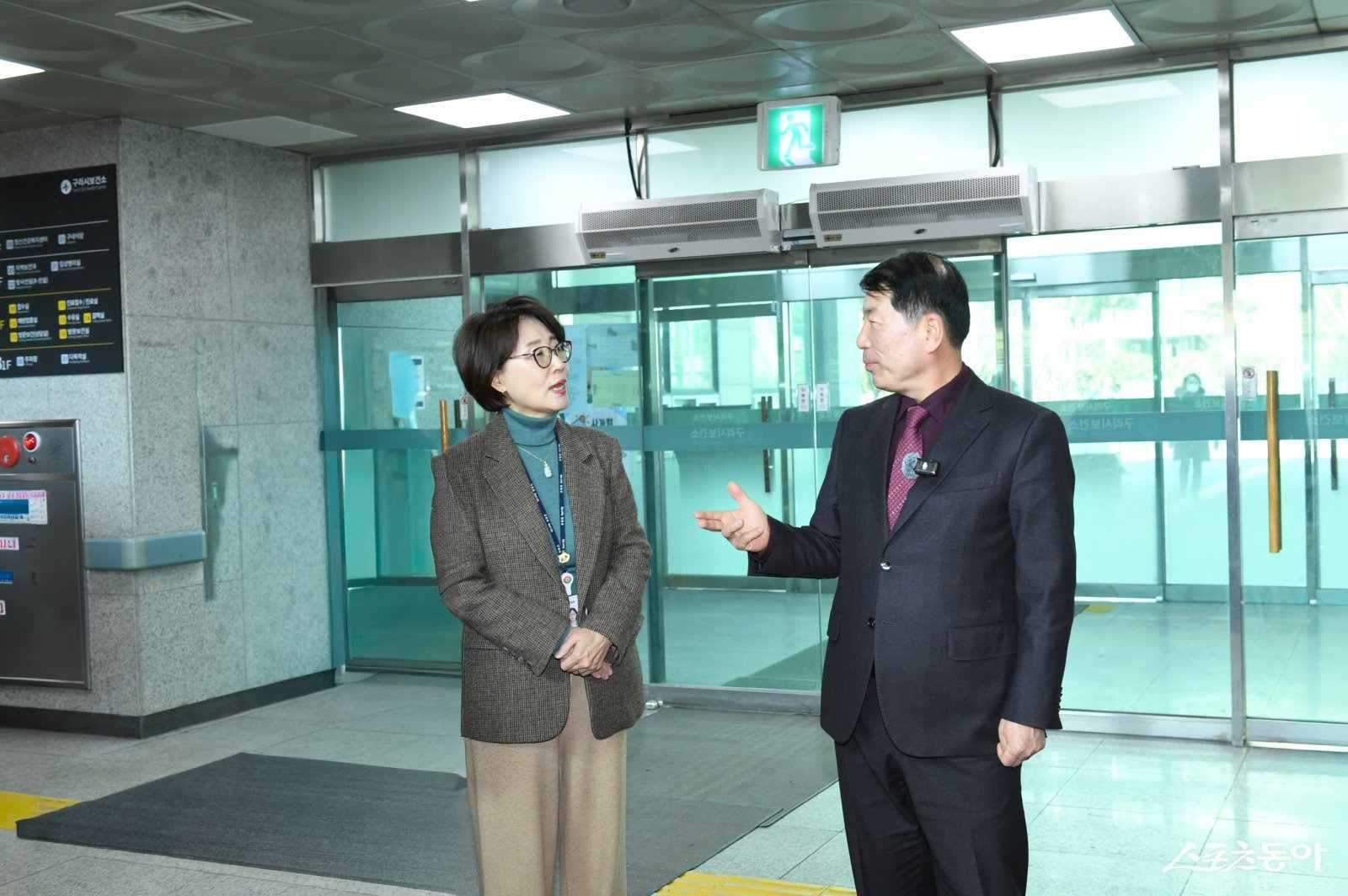 백경현 시장(오른쪽)과 김은주 구리보건소장이 9일 구리시보건소에서 “대상포진 무료 예방접종”의 진행 상황을 의견을 나누고 있다. 사진제공ㅣ구리시 