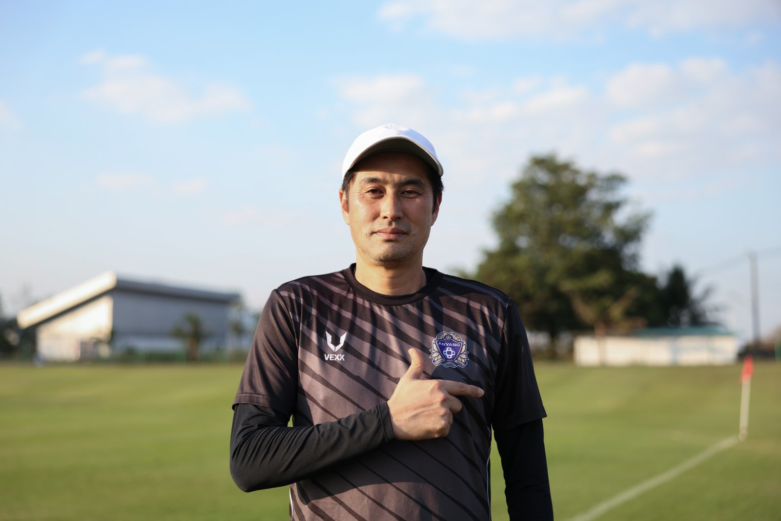 안양 유병훈 감독은 이번 시즌도 선수별 개개인 전술 지침을 위한 노트를 만들었다. 지난달 태국 촌부리에서 진행된 1차 동계전지훈련서 상의의 엠블럼을 가리키며 각오를 다지는 유 감독. 사진제공｜FC안양