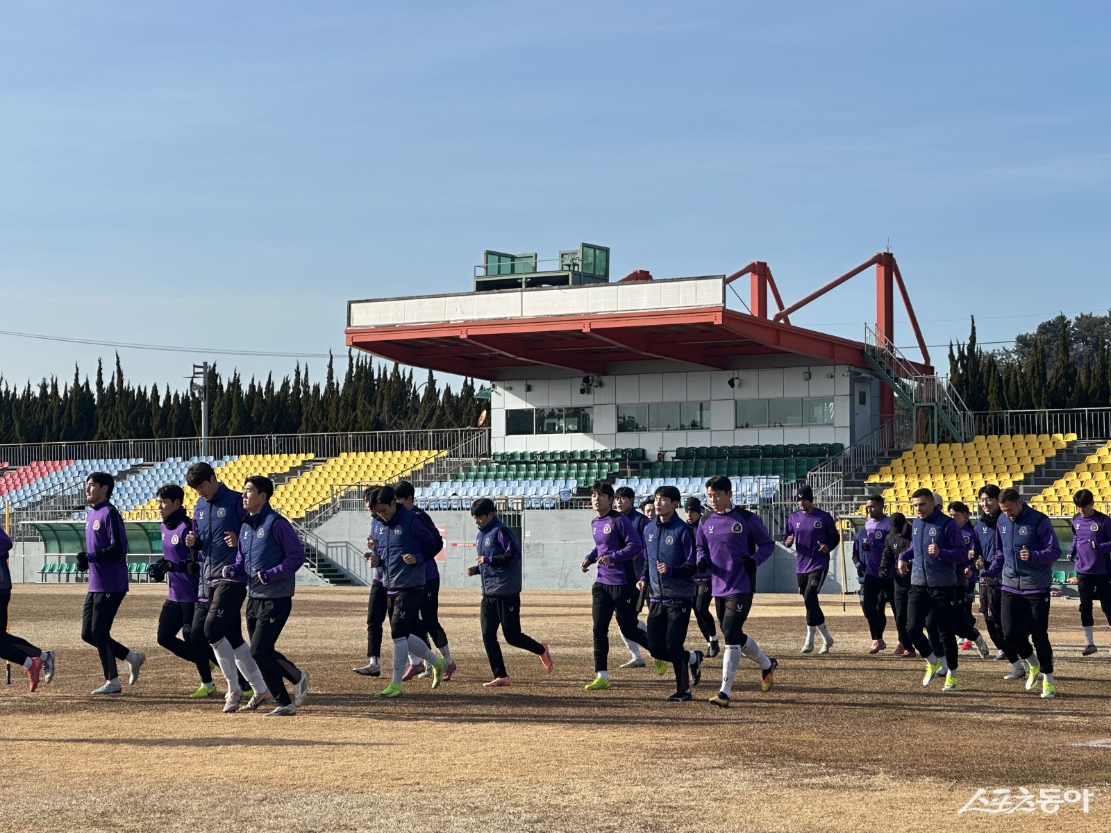 안양 선수들이 9일 남해스포츠파크에서 열린 2차 동계전지훈련 도중 가볍게 뛰며 몸을 풀고 있다. 남해｜백현기 기자 hkbaek@donga.com