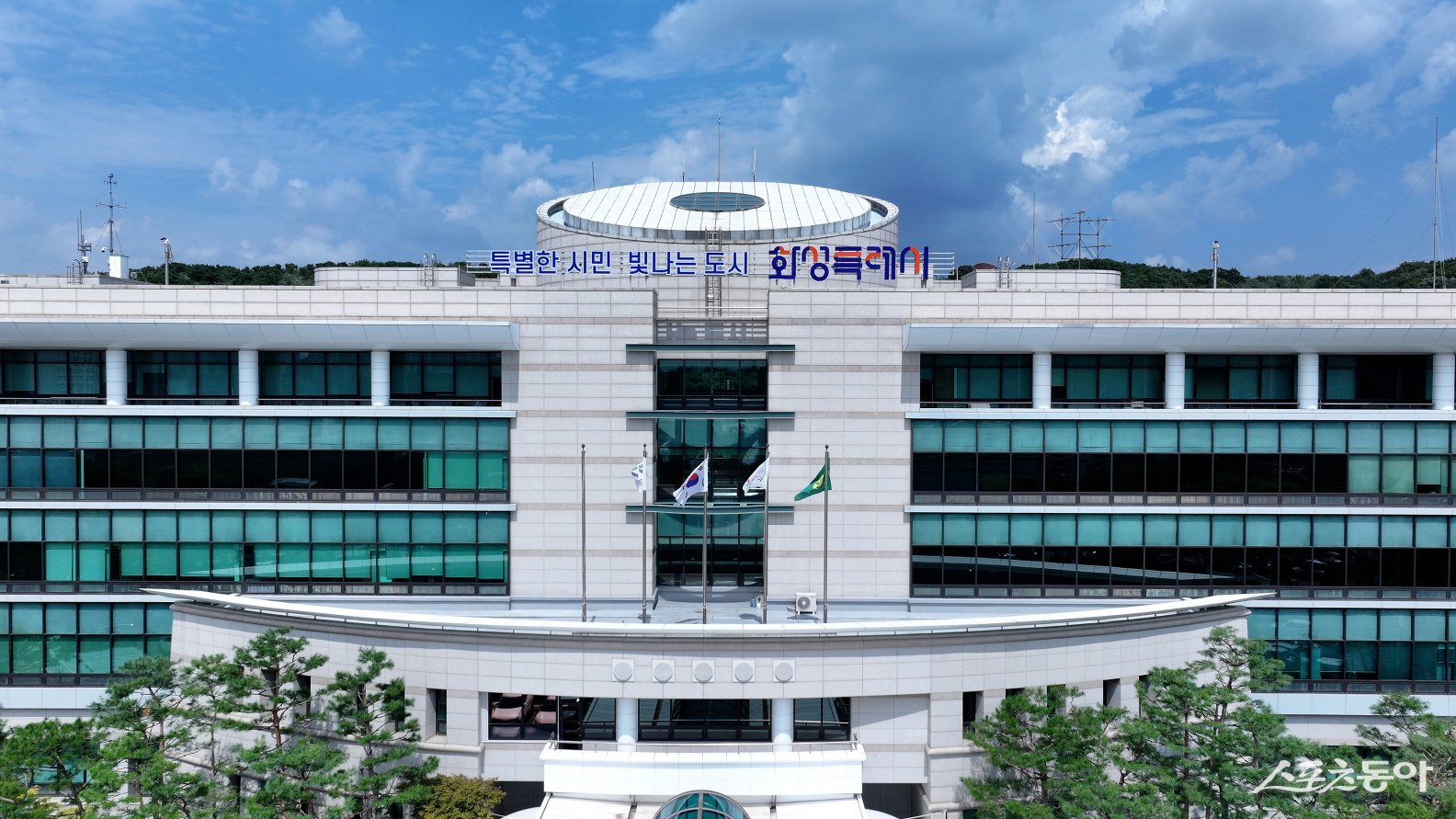 화성특례시(시장 정명근)는 지난해 11월 경기도의 최종 승인을 받은 ‘2040년 화성 도시기본계획’이 4개 구청 체제 출범과 맞물리며 도시 비전과 행정 체계가 유기적으로 연계되는 전환점을 맞았다(화성시청 전경). 사진제공｜화성시