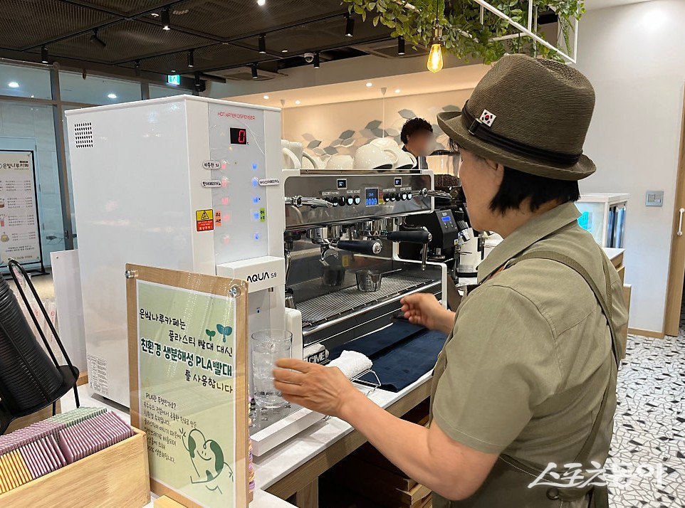 과천시 노인일자리사업으로 운영되는 은빛나루카페에서 일하는 어르신 모습. 사진제공｜과천시