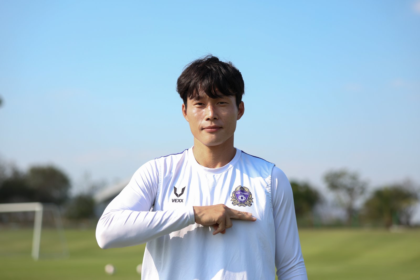 안양 이창용은 2026시즌을 끝으로 FA 신분이 된다. 지난달 태국 촌부리에서 진행된 안양의 1차 동계전지훈련에서 상의 엠블럼을 가리키며 각오를 다지는 이창용. 사진제공｜한국프로축구연맹