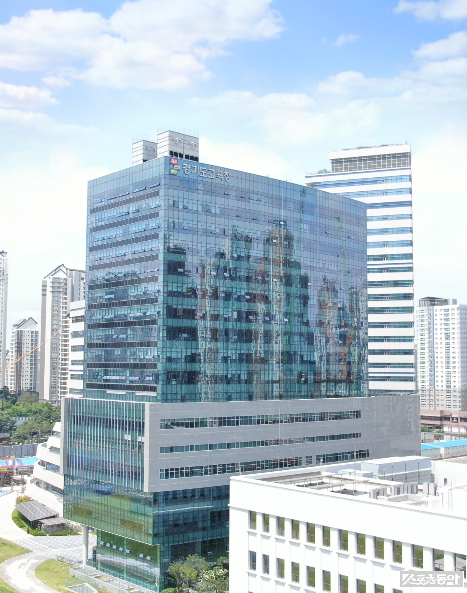 경기도교육청(교육감 임태희)은 9일 도내 모든 초등학교에 학생의 사고 과정을 구조화해 설계할 수 있는 ‘사고 블록&사고 브릭’ 자료집을 보급했다(경기도교육청 남부신청사 전경). 사진제공｜경기도교육청