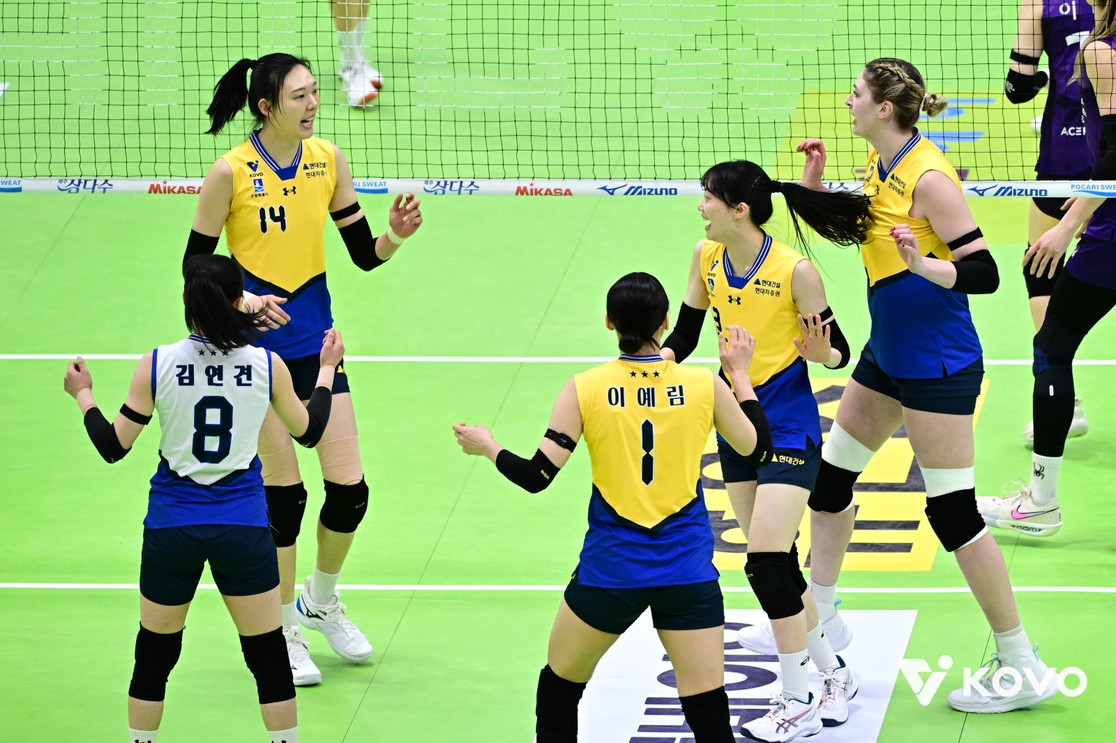 현대건설 선수들이 9일 수원체육관서 열린 흥국생명과 V리그 여자부 홈경기에서 팀 득점에 성공한 뒤 기뻐하고 있다. 사진제공｜KOVO