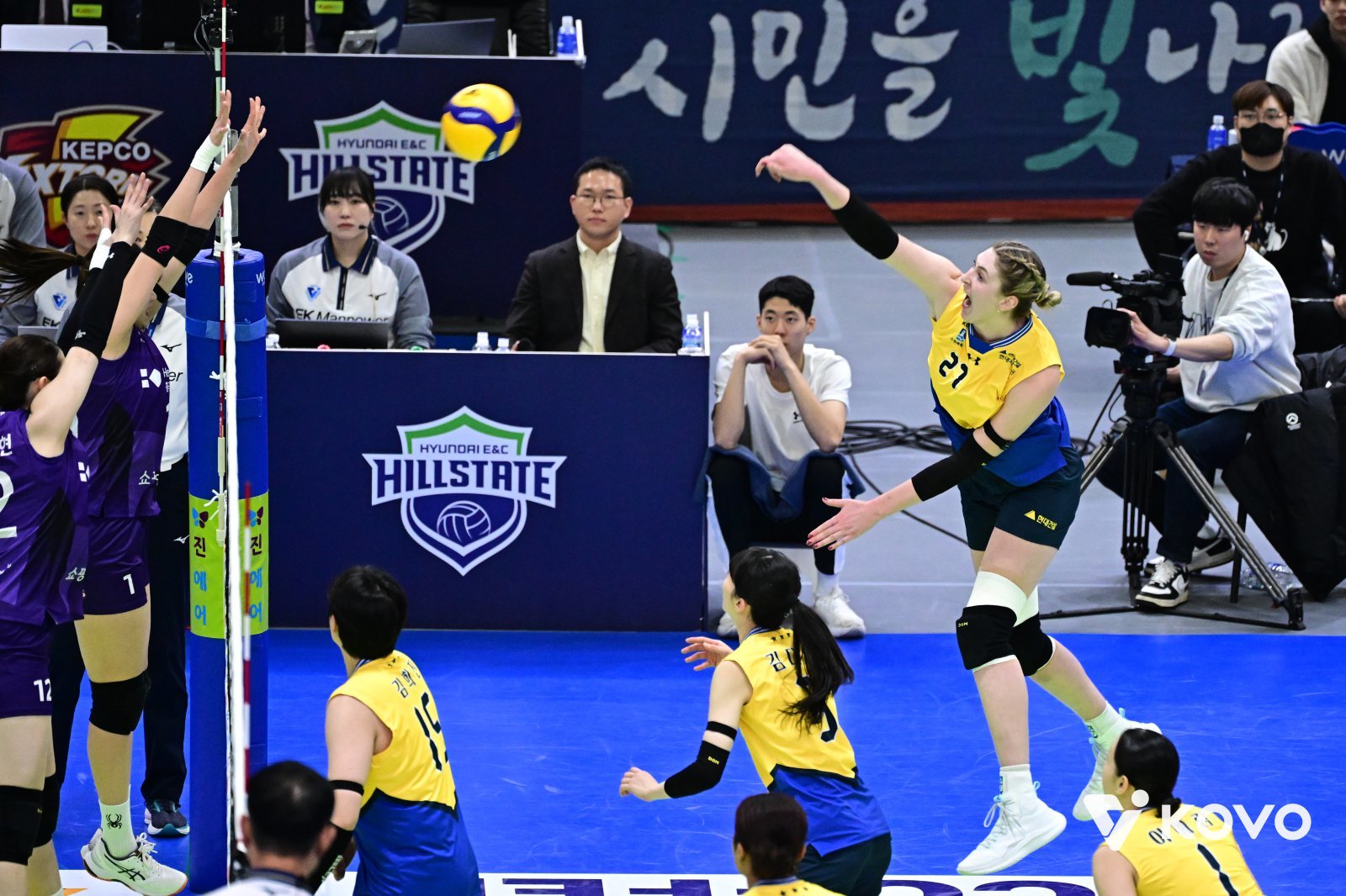 현대건설 카리(27번)가 9일 수원체육관에서 열린 흥국생명과 V리그 여자부 홈경기에서 시원한 스파이크 공격을 시도하고 있다. 사진제공｜KOVO