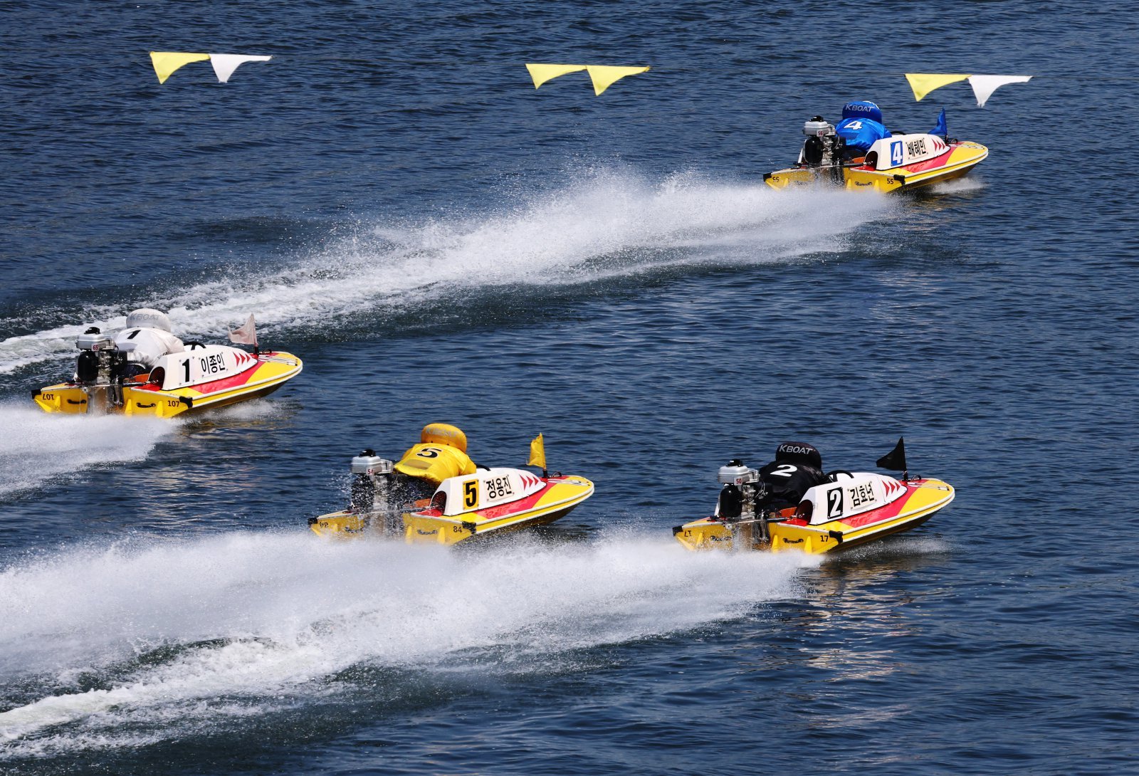 미사경정장에서 턴마크를 향해 질주하고 있는 경정들.