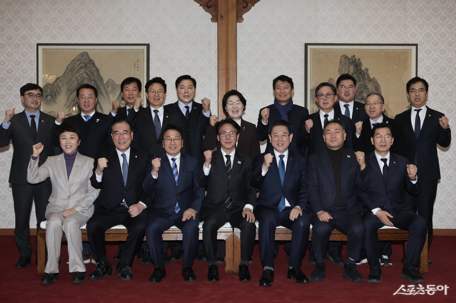 김영록 전라남도지사가 9일 강기정 광주광역시장, 민주당 광주·전남 국회의원들과 함께 국무총리 공관에서 김민석 총리와 긴급 면담을 하고 기념촬영을 하고 있다. 사진제공｜국무총리실 제공