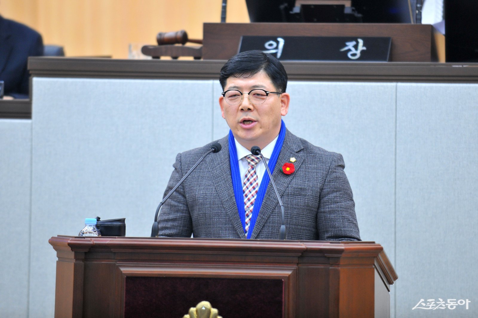 구민호 여수시의원이 여수국가산단 진입도로 국도 승격 촉구 건의안 에 대해 설명하고 있다. 사진제공｜여수시