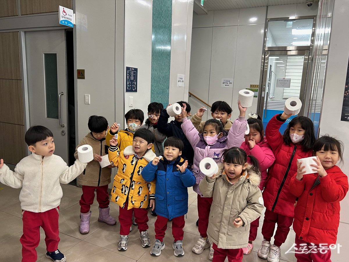 재활용품 교환사업을 참여한 어린이들이 기념사진을 촬영하고 있다. 사진제공｜여수시