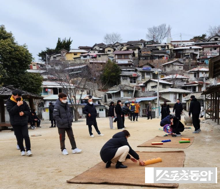 지난해 순천드라마촬영장에서 시민들이 전통놀이를 즐기며 명절 분위기를 만끽하고 있다. 사진제공｜순천시
