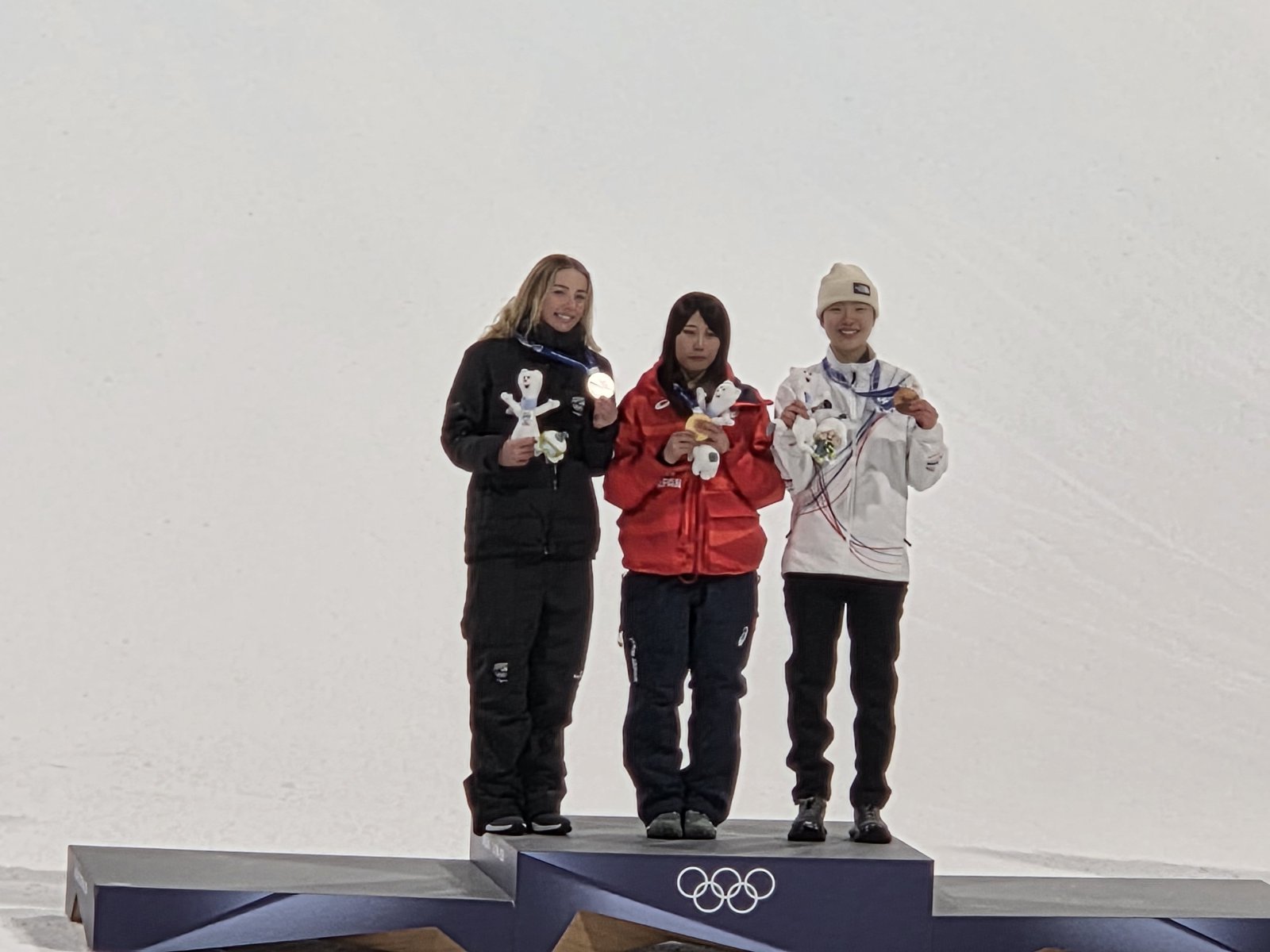 유승은(오른쪽)이 10일(한국시간) 리비뇨 스노파크에서 열린 밀라노올림픽 스노보드 여자 빅에어 결선에서 합계 171.00점을 받아 동메달을 따낸 뒤 시상대에서 활짝 웃고 있다. 사진제공ㅣ대한체육회