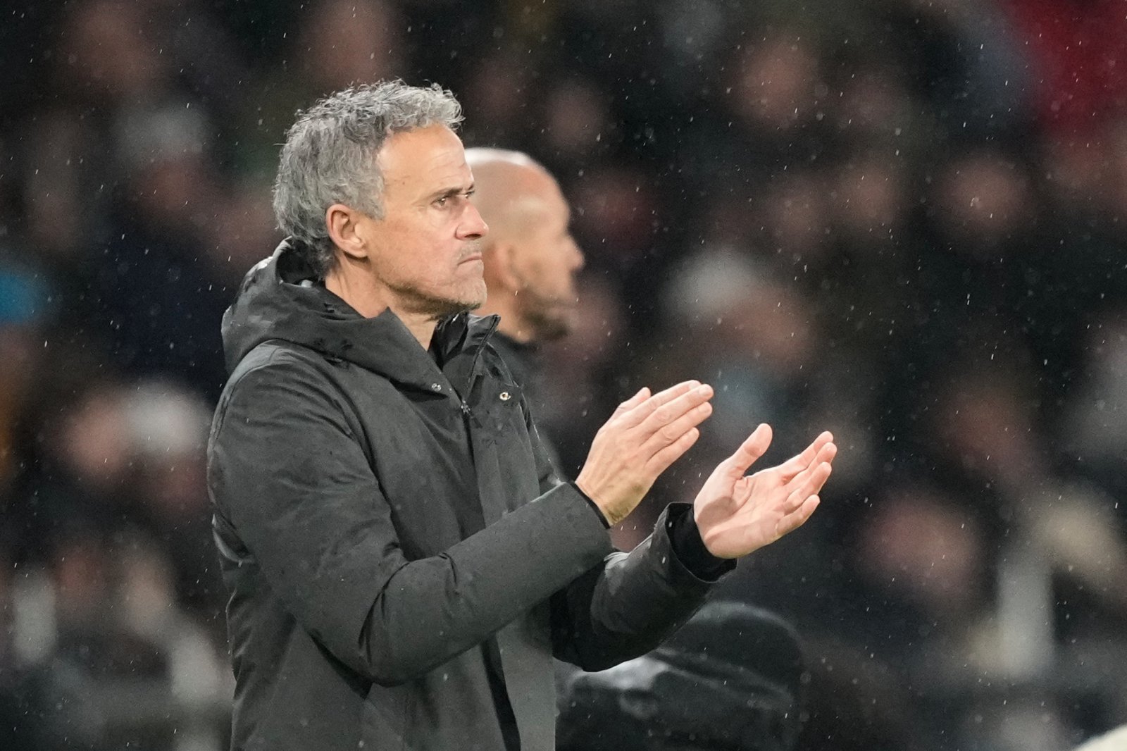 영국 대중지 미러는 8일(한국시간) “맨유는 올여름 정식 감독 선임을 앞두고 루이스 엔리케 감독을 최우선 후보 중 한 명으로 검토하며, 구단 관계자들이 파리를 찾아 직접 접촉했다. 하지만 상황은 맨유가 원하는 방향으로 흘러가지 않고 있다”고 보도했다. 파리｜AP뉴시스