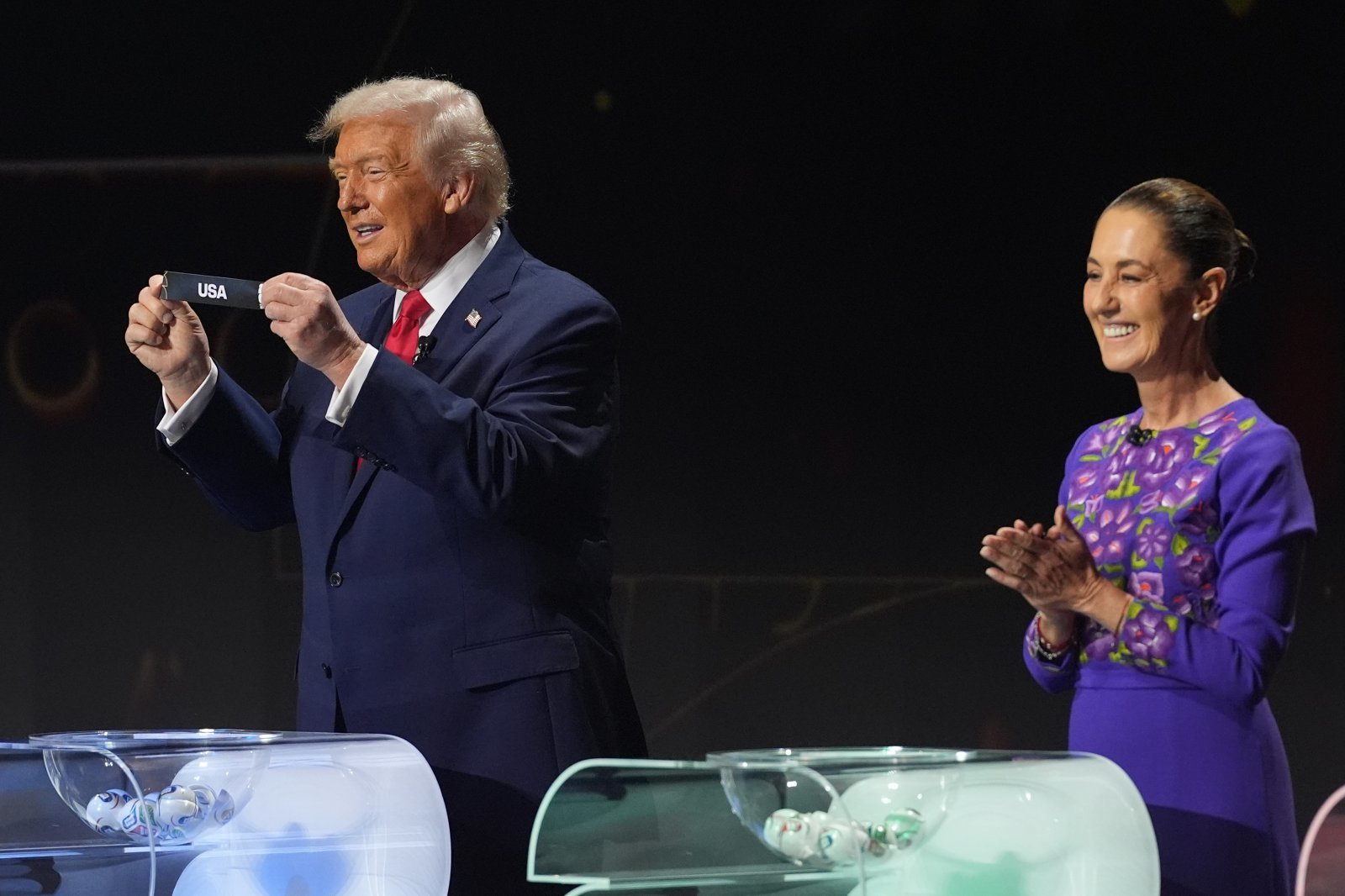 도널드 트럼프 미국 대통령(왼쪽)이 지난해 12월 워싱턴 존 F. 케네디센터에서 열린 2026북중미월드컵 조추첨에서 미국을 뽑고 있다. 워싱턴｜AP뉴시스