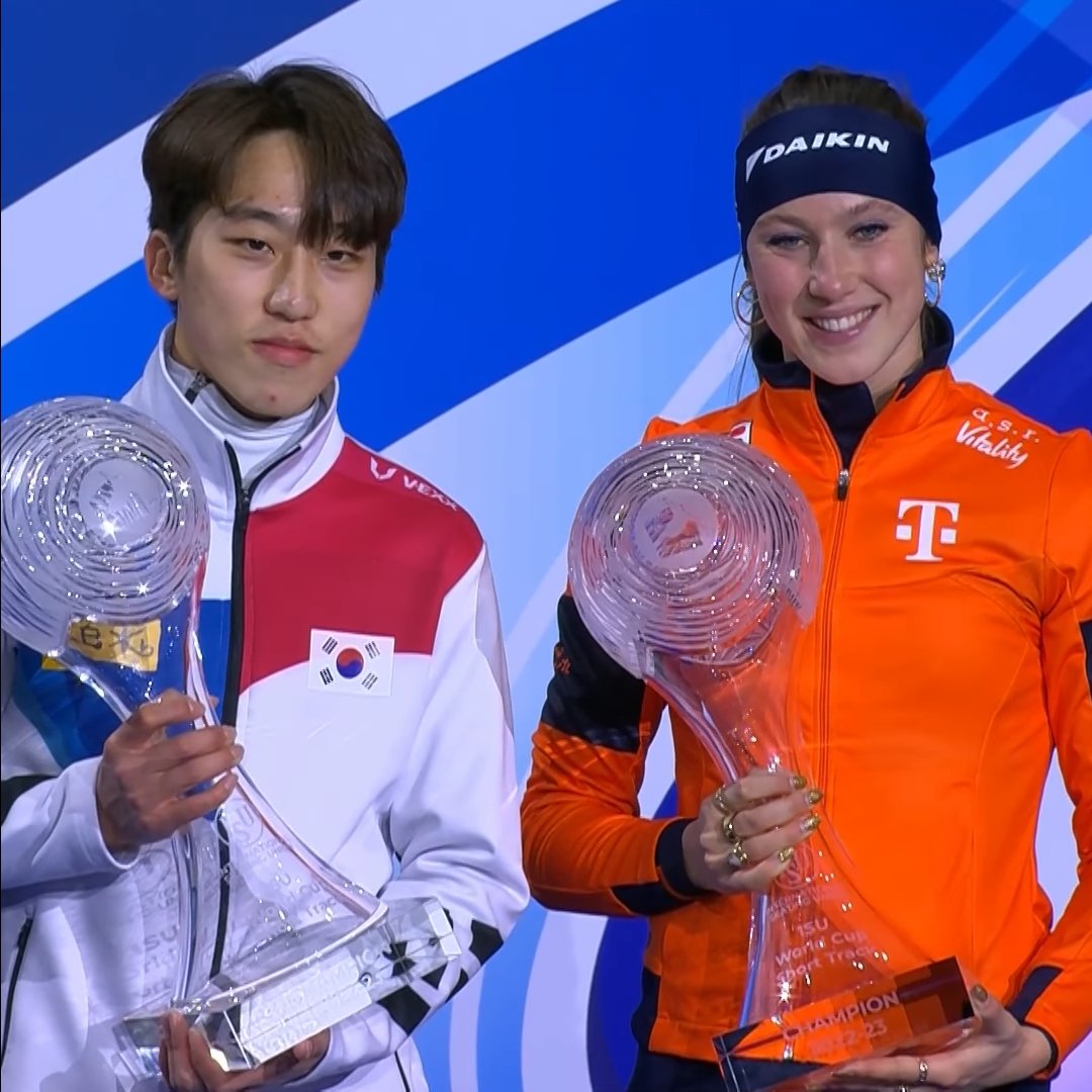 수자너 스휠팅(오른쪽)이 2022~2023시즌 ISU 월드컵시리즈(현 월드 투어) 여자부 종합우승을 차지한 뒤 남자부 종합우승자 박지원(서울시청)과 기념촬영을 하고 있다. 사진출처｜ISU 공식 홈페이지 캡처