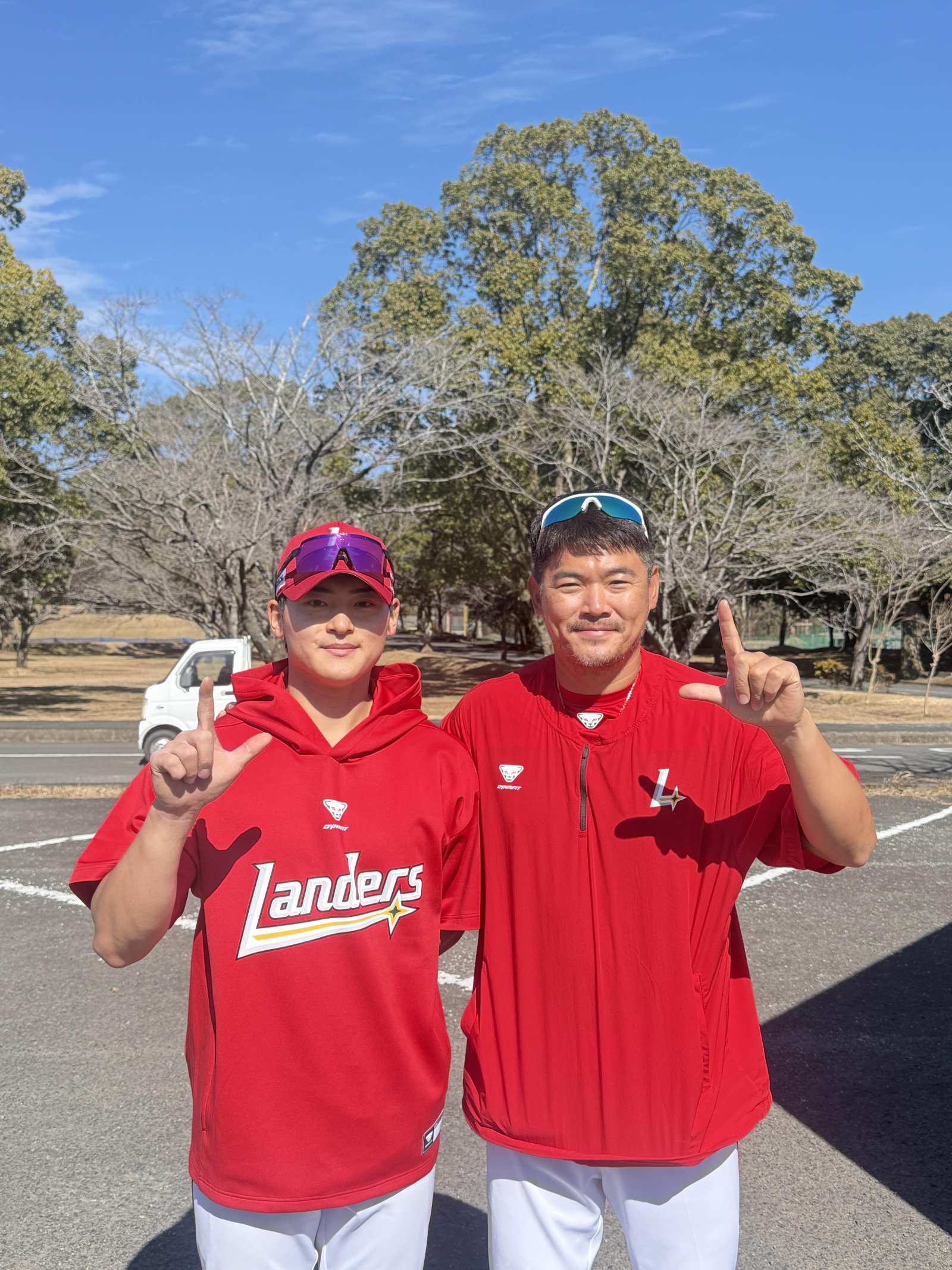 월드베이스볼클래식(WBC) 대표팀에 함께 승선한 SSG 노경은(오른쪽)과 조병현이 팀 스프링캠프가 열리고 있는 미국 플로리다주 베로비치서 남다른 태극마크 각오를 밝혔다. 사진제공｜SSG 랜더스