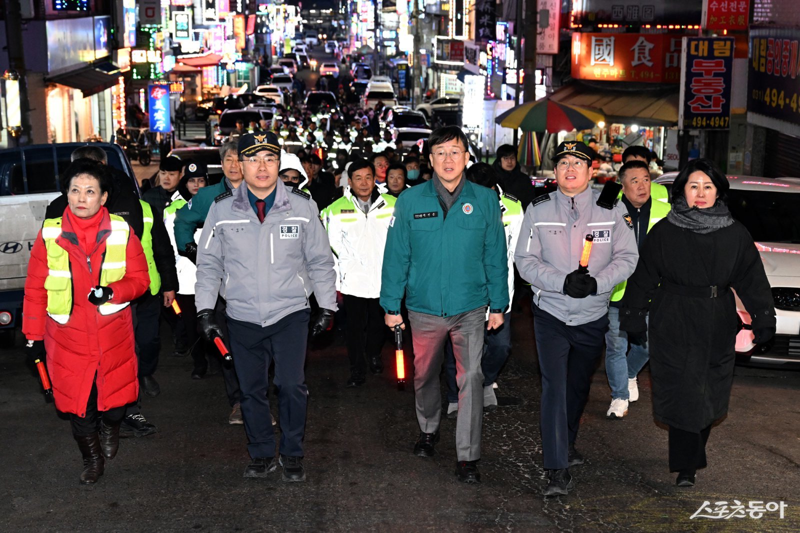 이민근 안산시장(앞줄 오른쪽 세번째)이 지난 9일 저녁 원곡동 다문화특구 일원에서 설 명절 대비 민·관·경 합동 순찰을 하고 있다. 사진제공|안산시