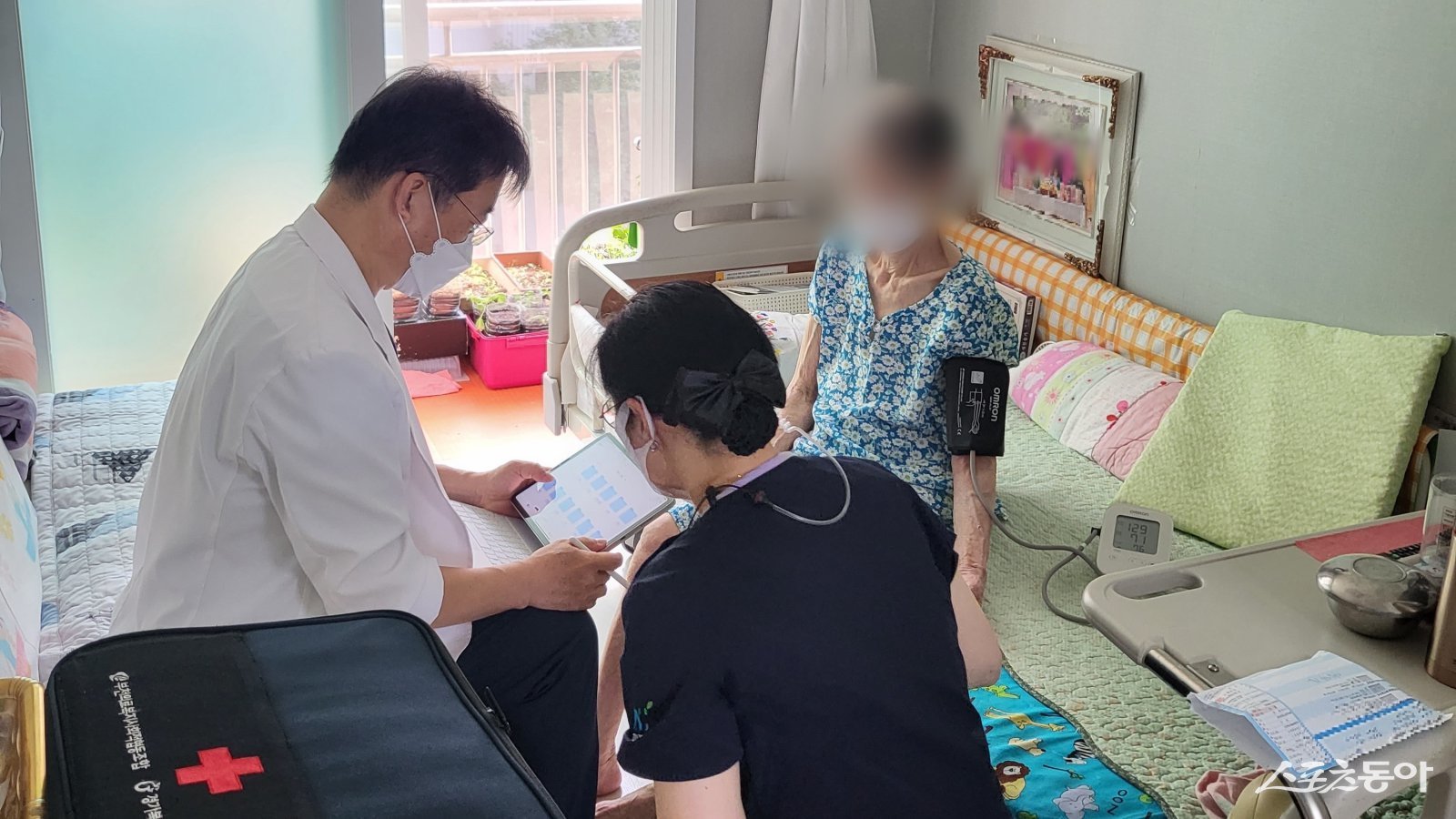 한 어르신이 통합돌봄 서비스를 통해 자택 진료를 받고 있다. 사진제공｜부천시